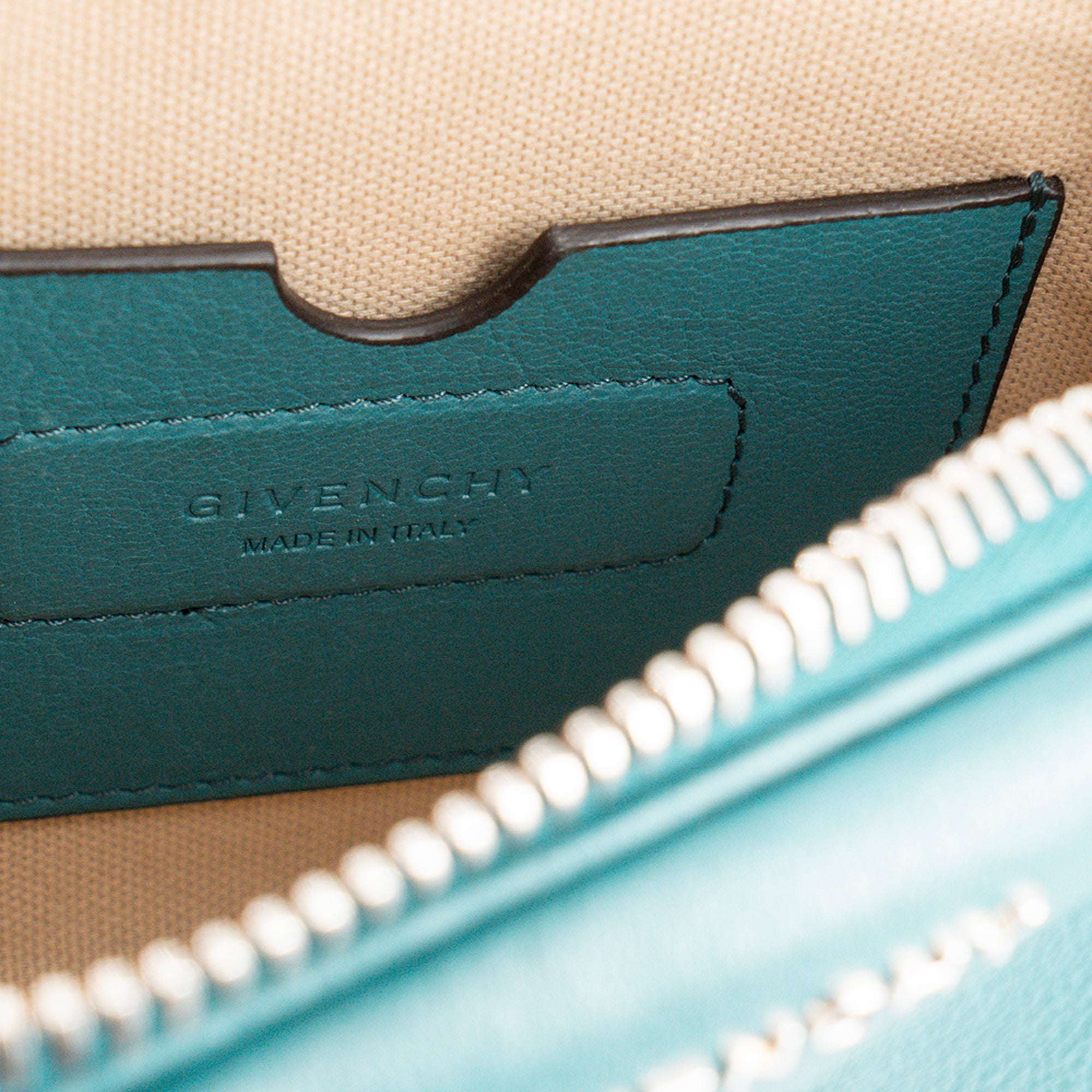 GIVENCHY - Sac à bandoulière Antigona Nano Givenchy en cuir grainé bleu canard