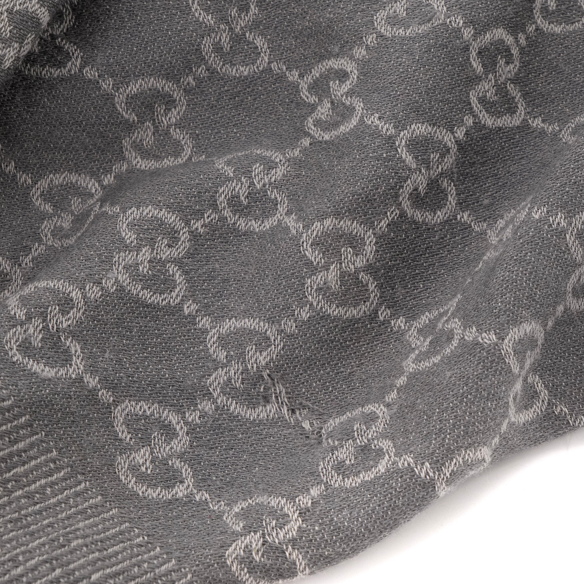 GUCCI - Châle Gucci en laine monogrammée grise