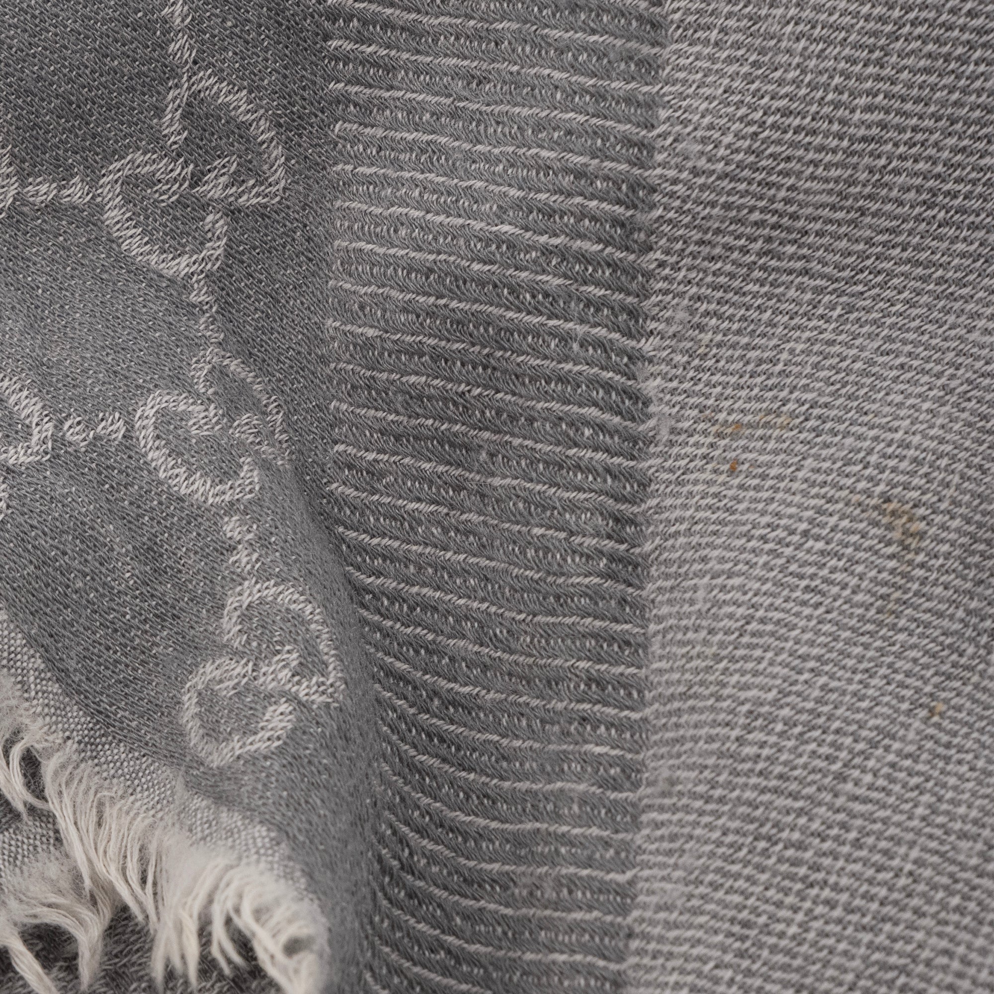 GUCCI - Châle Gucci en laine monogrammée grise