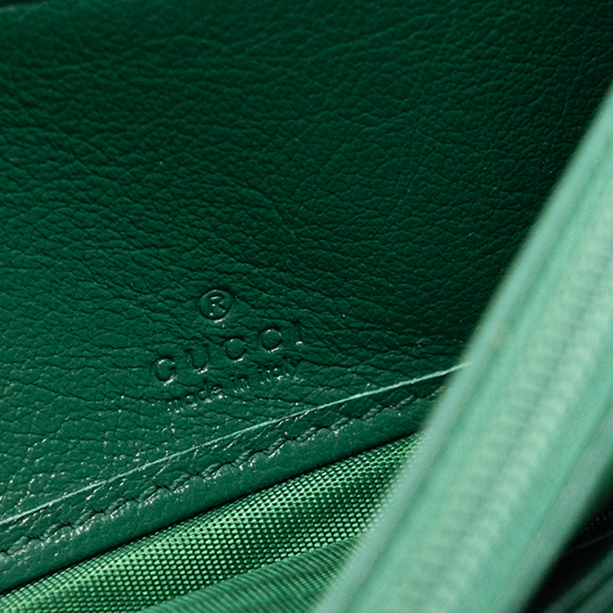 GUCCI - Portefeuille Marmont Continental Gucci en cuir grainé vert édition limitée