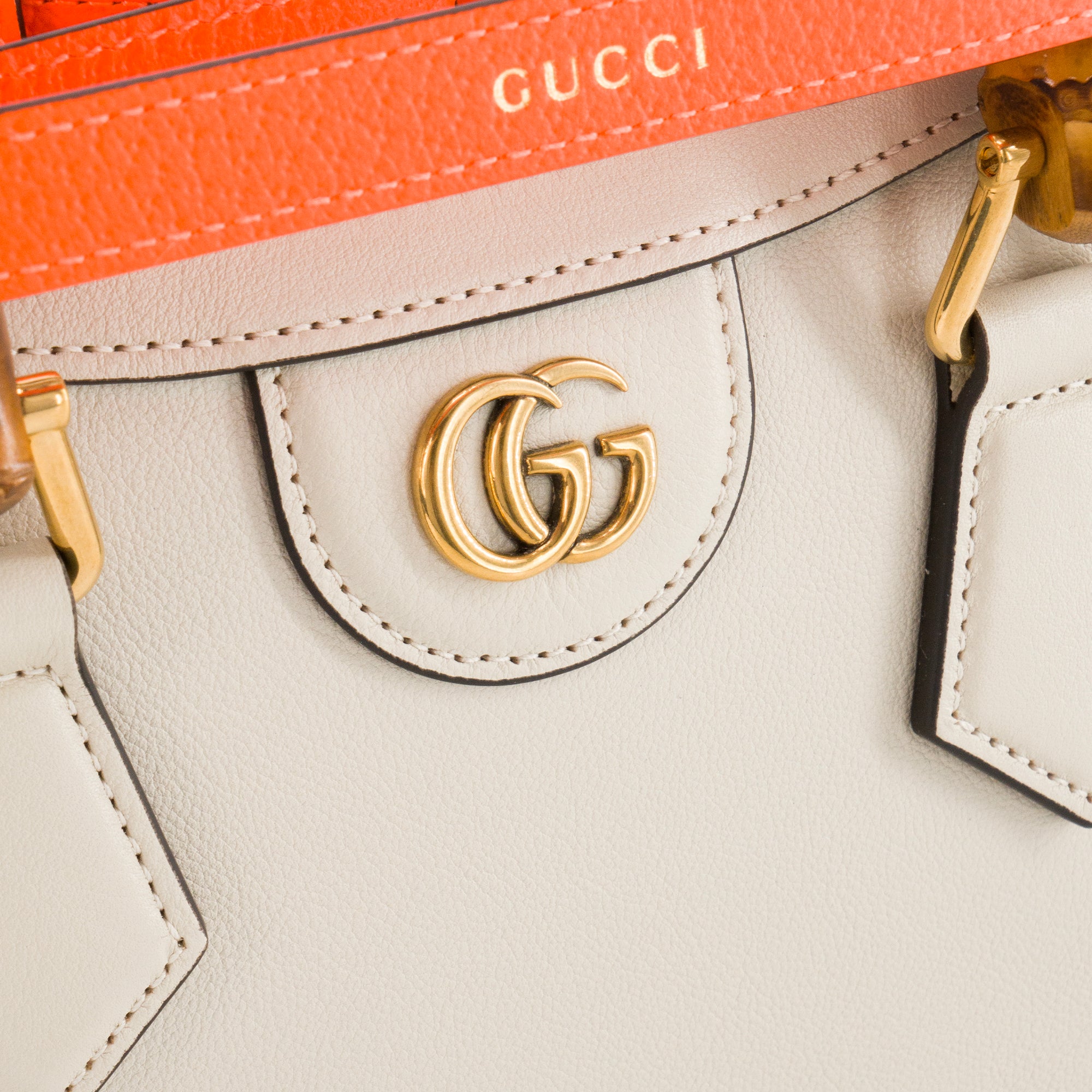 GUCCI - Sac à bandoulière Diana small Gucci en cuir lisse gris