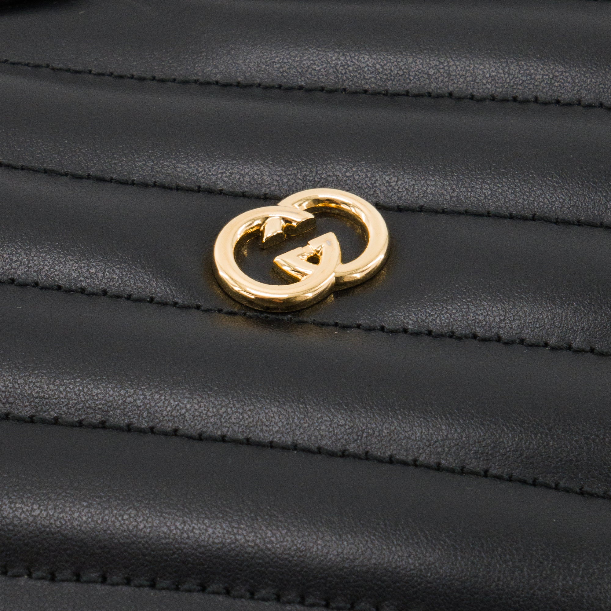 GUCCI - Sac à bandoulière GG Interlocking Heart Gucci en cuir lisse noir