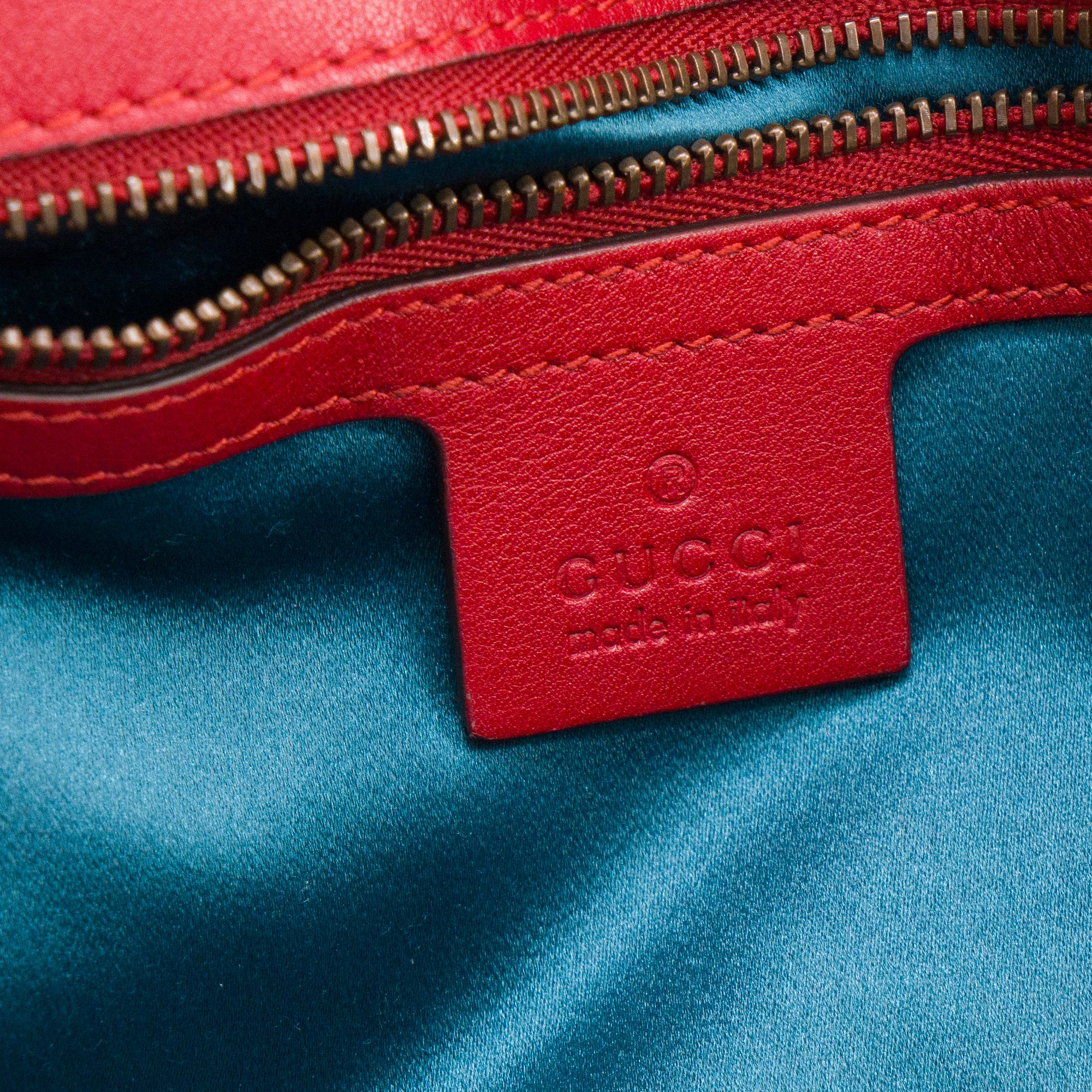 GUCCI - Sac à bandoulière GG Marmont Medium Gucci en velours rouge