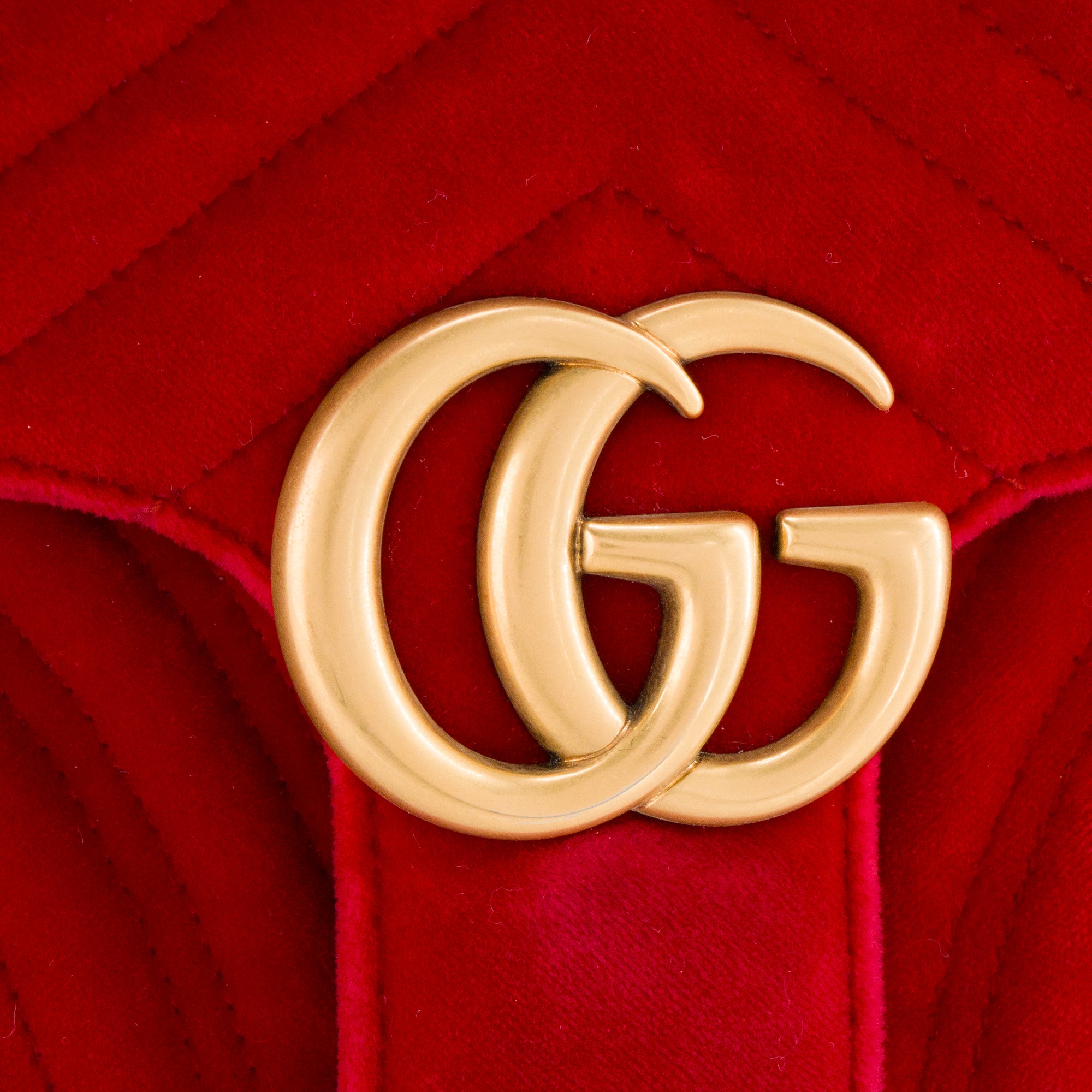 GUCCI - Sac à bandoulière GG Marmont Medium Gucci en velours rouge