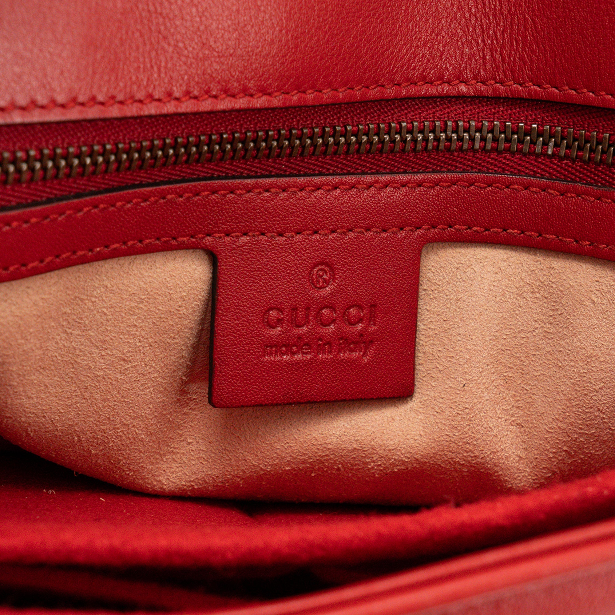 GUCCI - Sac à bandoulière GG Marmont Small Gucci en cuir chevron rouge