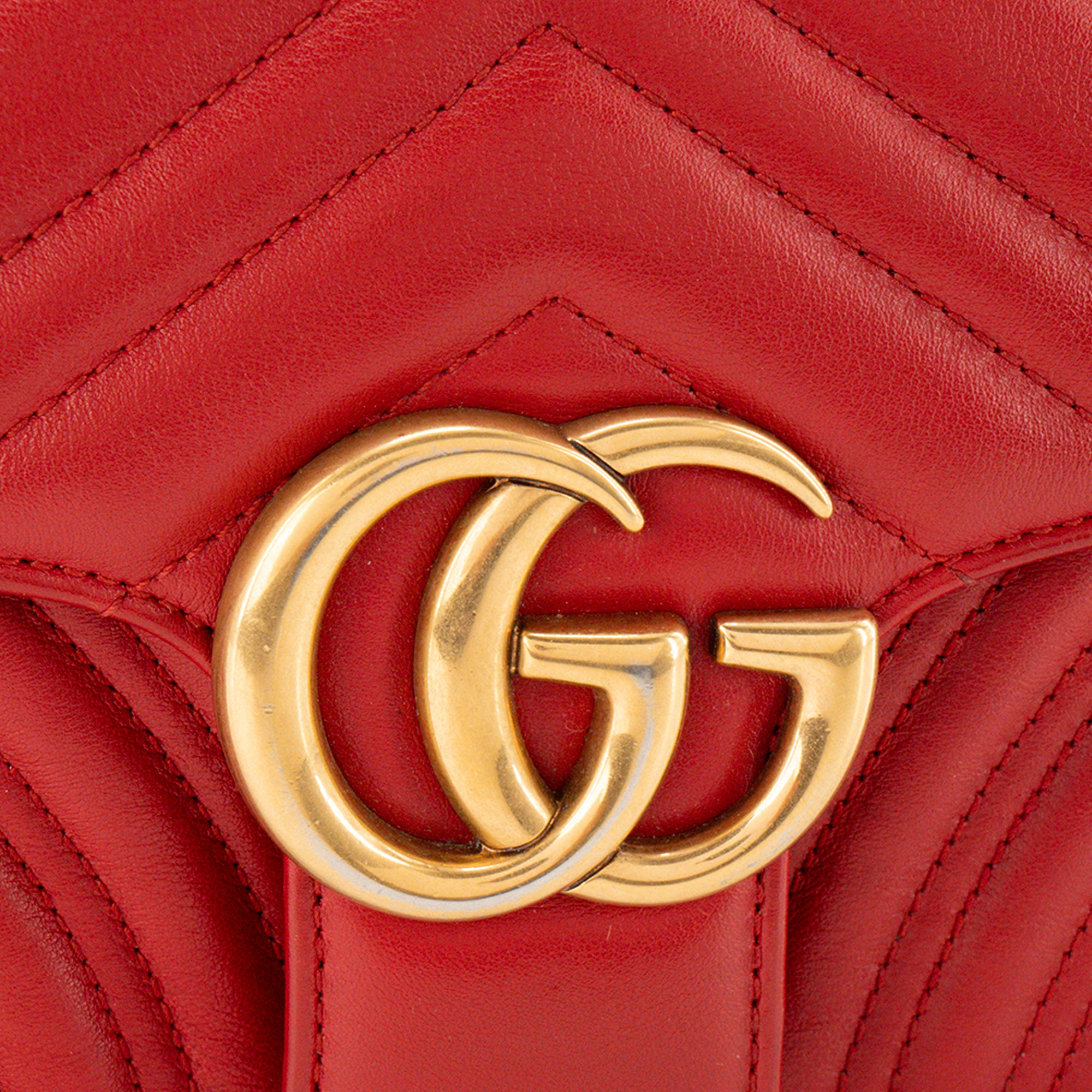 GUCCI - Sac à bandoulière GG Marmont Small Gucci en cuir chevron rouge
