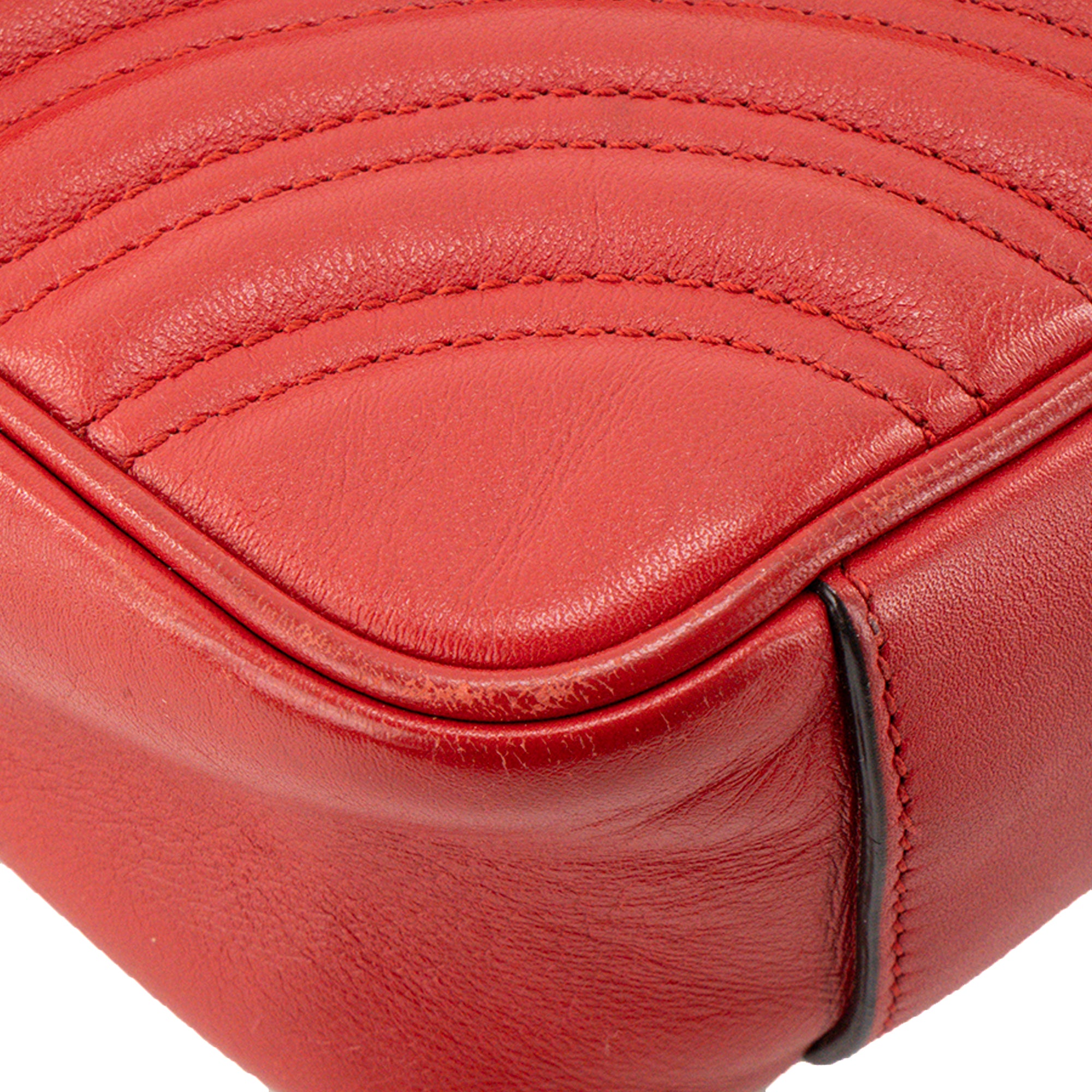 GUCCI - Sac à bandoulière GG Marmont Small Gucci en cuir chevron rouge
