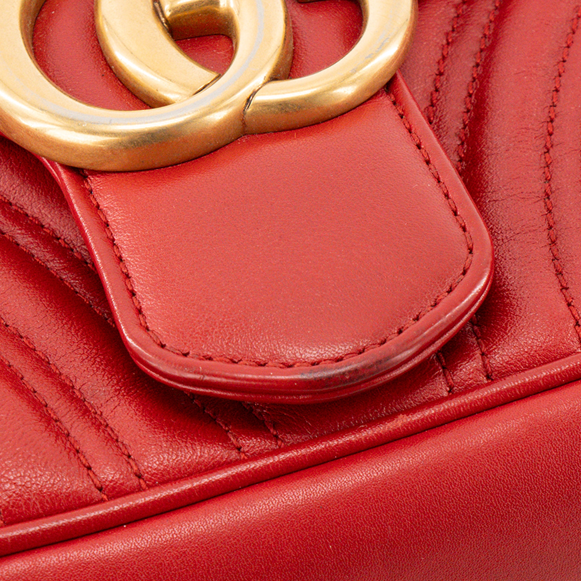 GUCCI - Sac à bandoulière GG Marmont Small Gucci en cuir chevron rouge