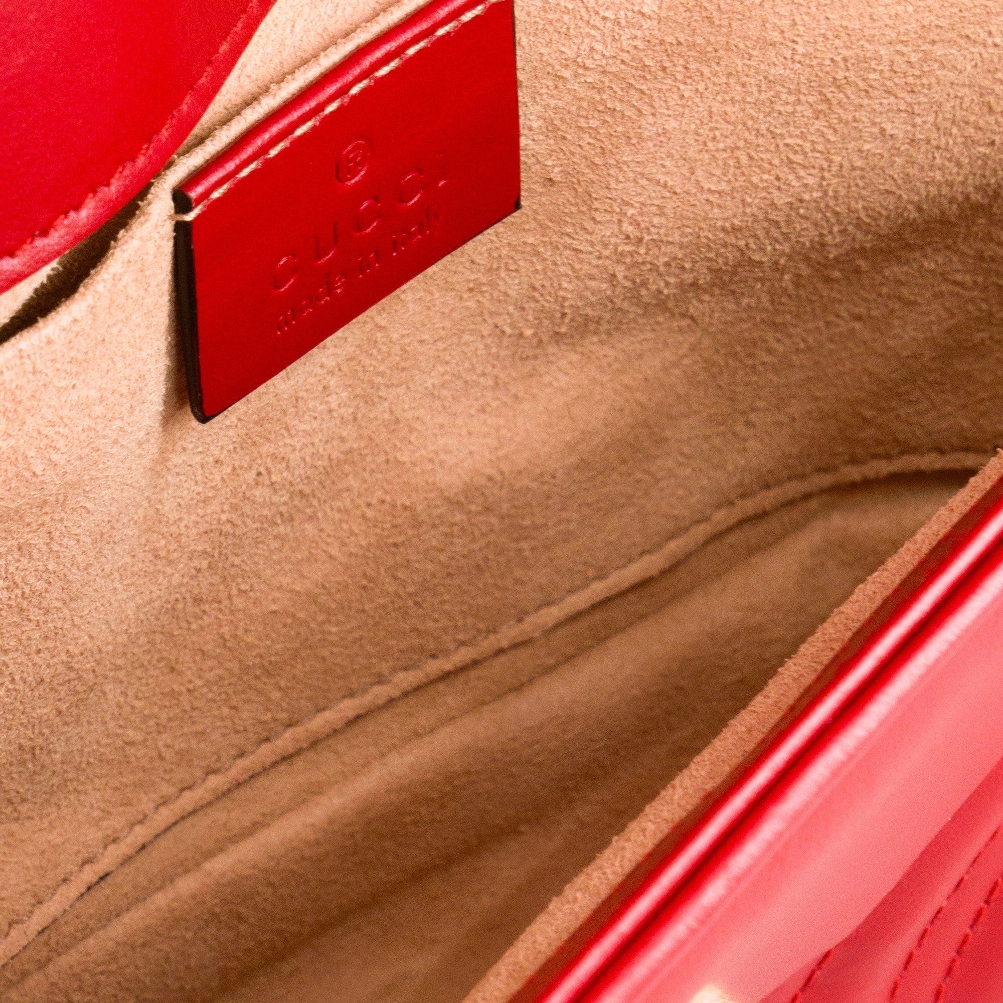 GUCCI - Sac à bandoulière GG Marmont small Gucci en cuir lisse rouge