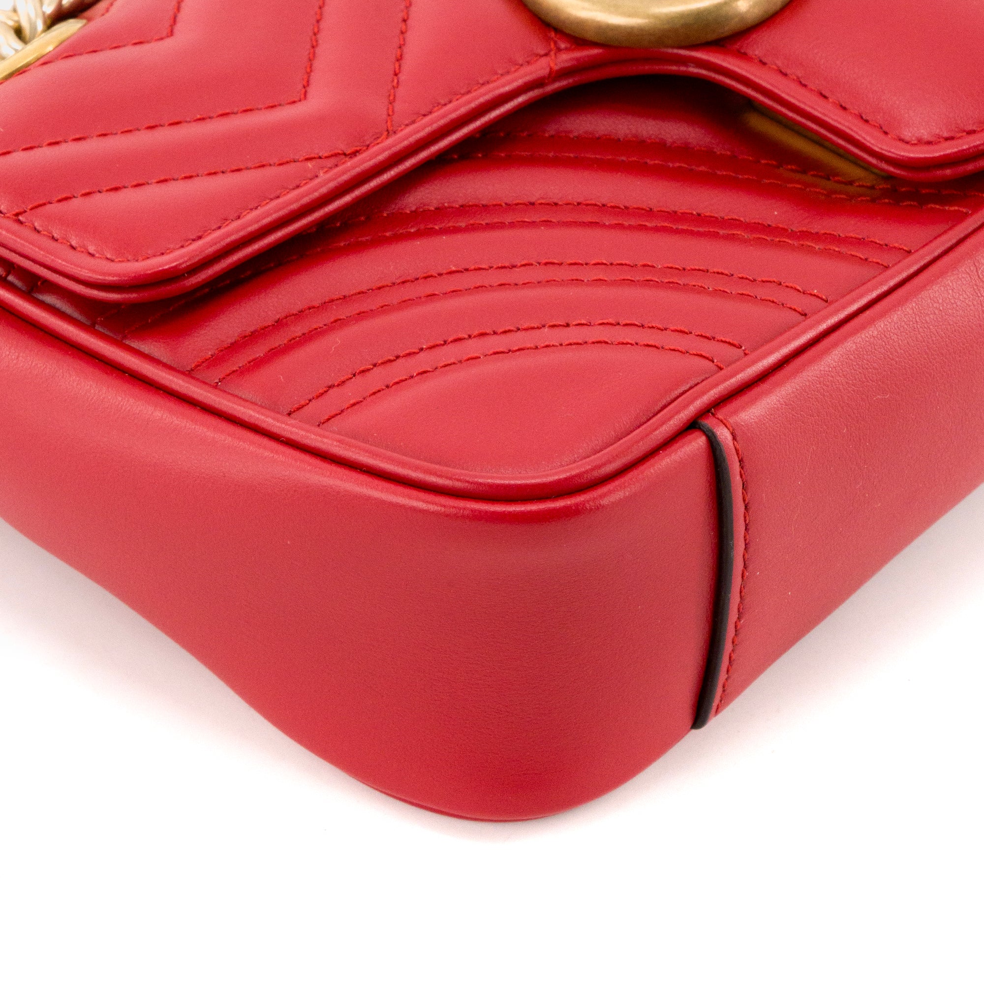 GUCCI - Sac à bandoulière GG Marmont small Gucci en cuir lisse rouge