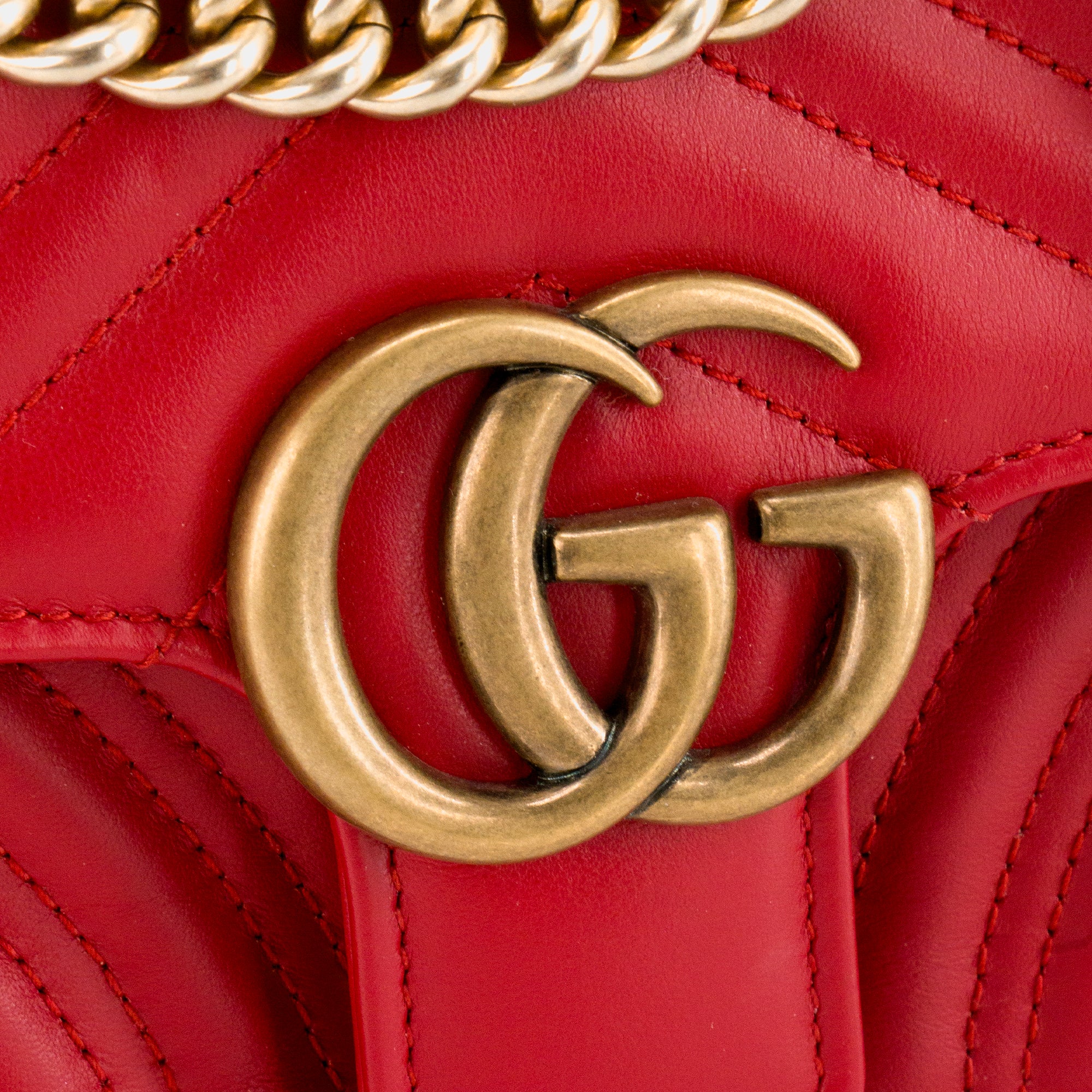 GUCCI - Sac à bandoulière GG Marmont small Gucci en cuir lisse rouge