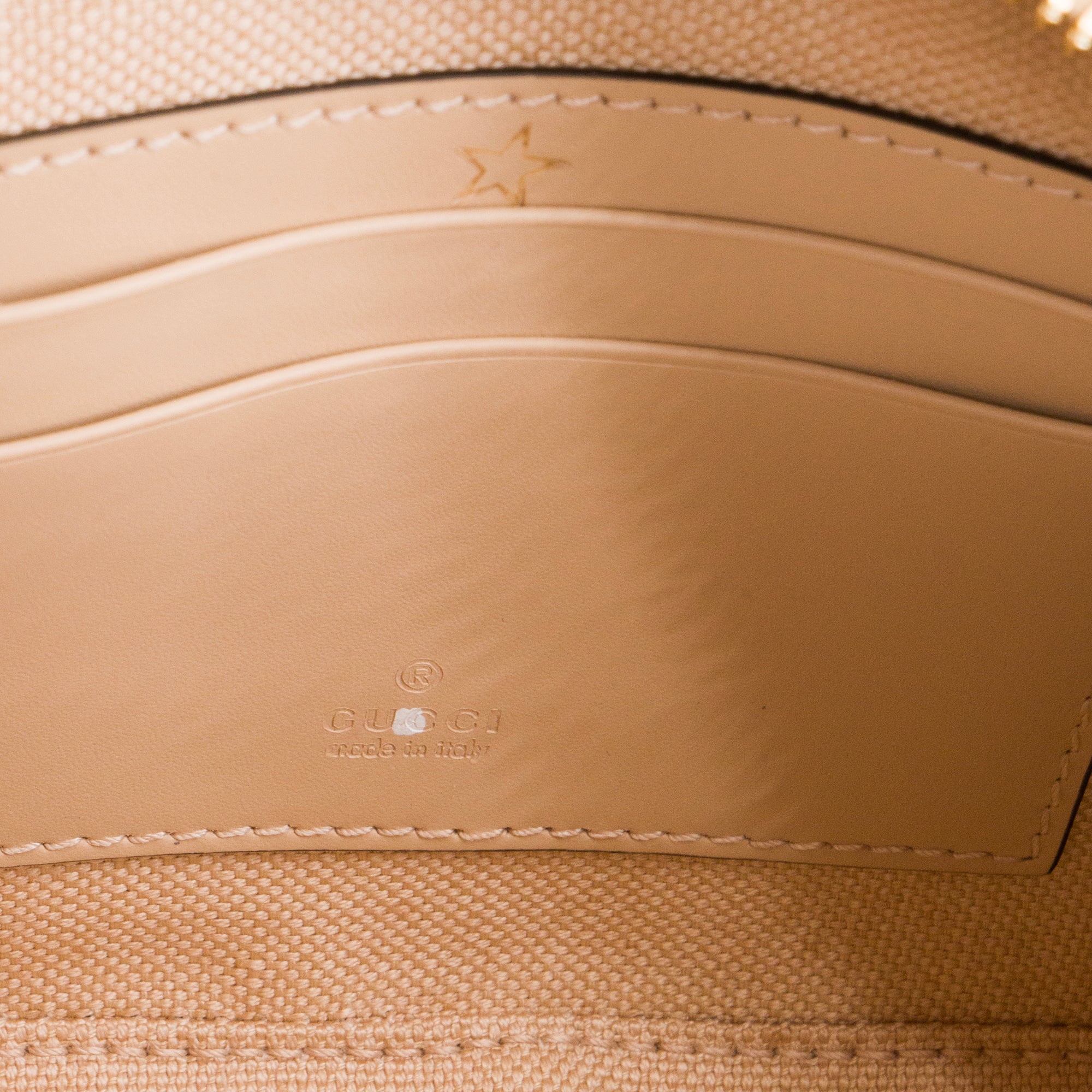 GUCCI - Sac à bandoulière Gilbert Gucci en cuir embossé beige