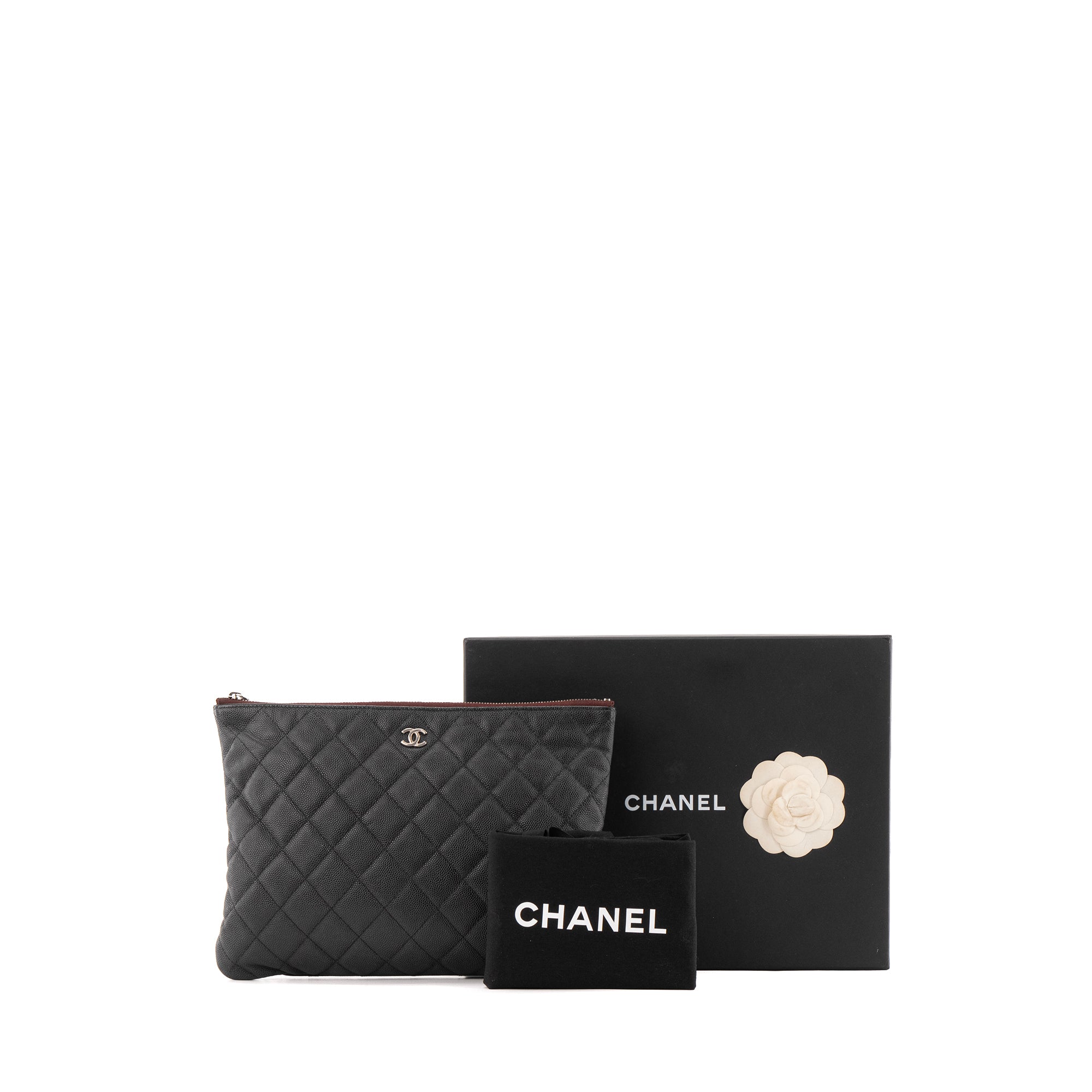 CHANEL - Pochette zippée Classique Chanel en cuir grainé noir