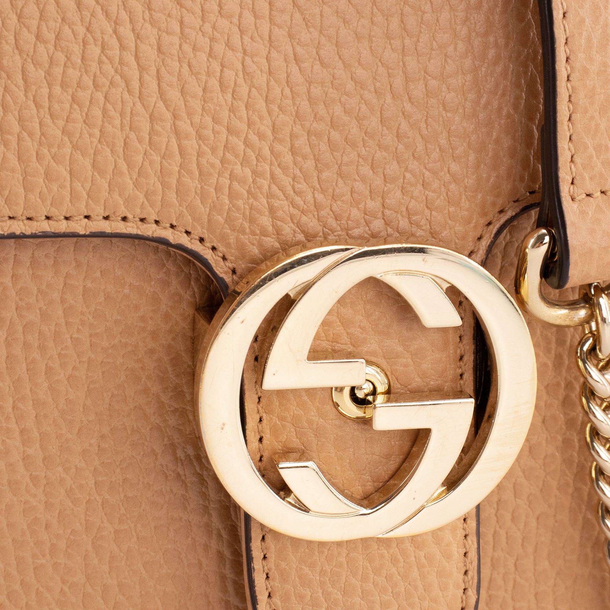 GUCCI - Sac à bandoulière Interlocking Gucci en cuir grainé marron