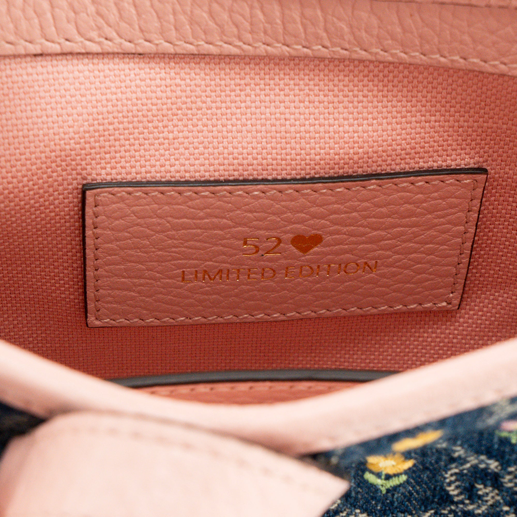 GUCCI - Sac à bandoulière Jackie 1961 Love Parade Gucci en denim monogrammé et cuir grainé rose édition limitée