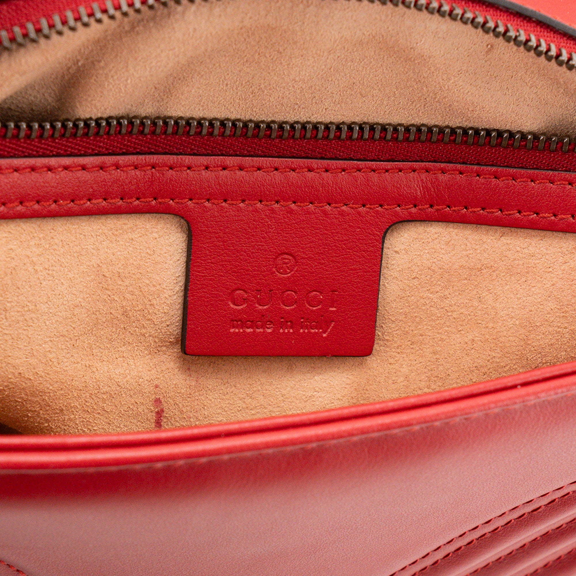 GUCCI - Sac à bandoulière Marmont Medium Gucci en cuir chevron rouge