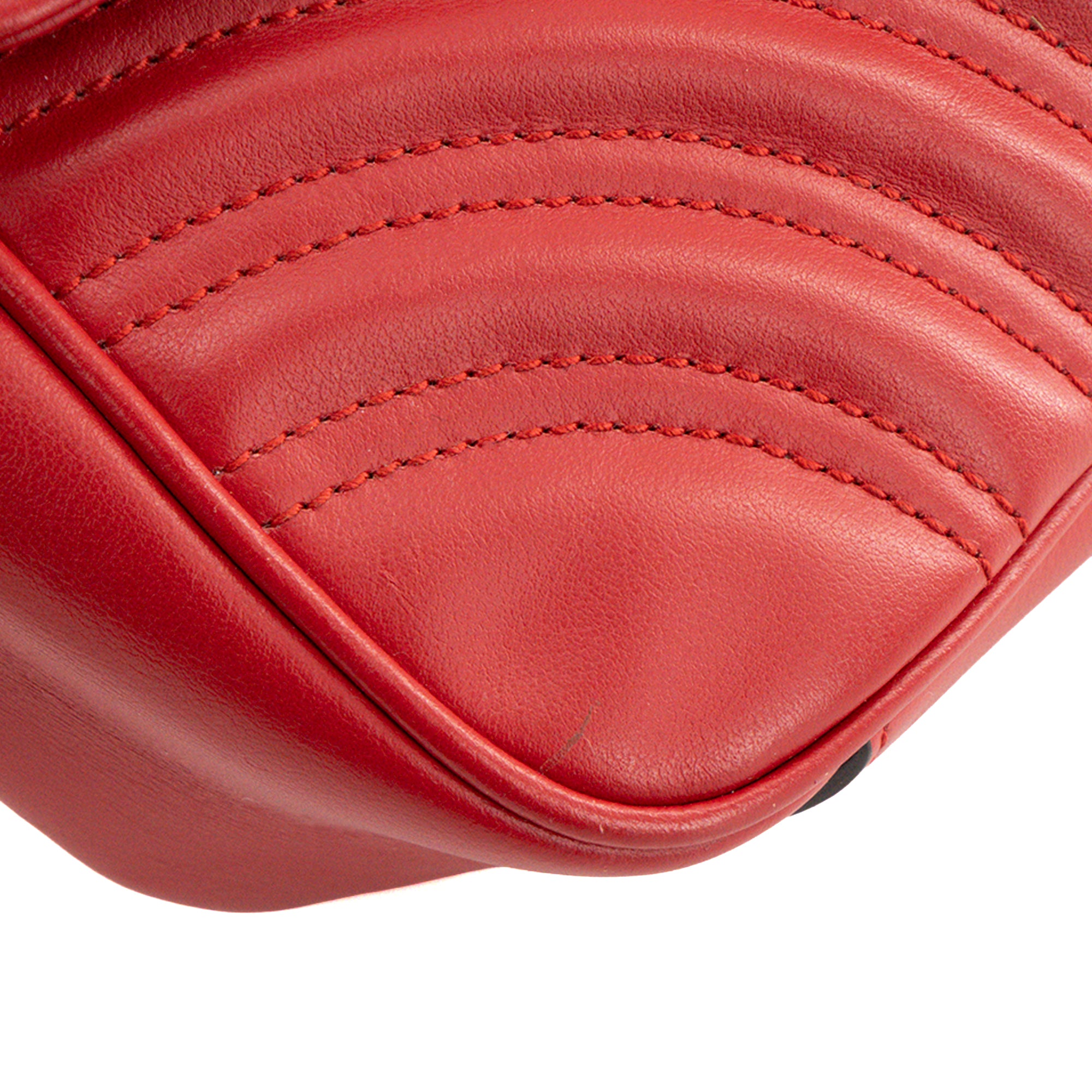 GUCCI - Sac à bandoulière Marmont Medium Gucci en cuir chevron rouge