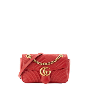GUCCI - Sac à bandoulière Marmont Medium Gucci en cuir chevron rouge