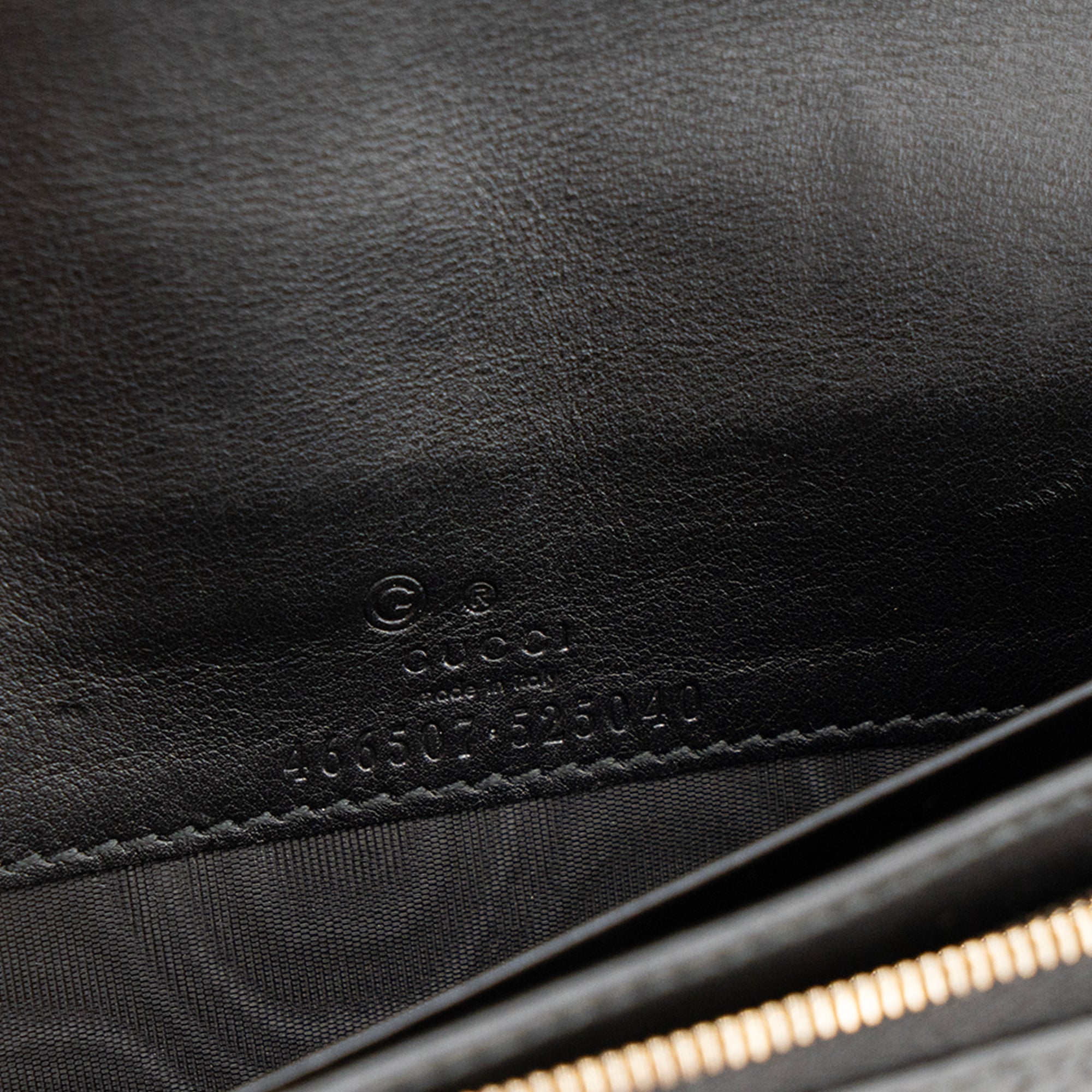 GUCCI - Sac à bandoulière Microguccissima GG Gucci en cuir embossé noir