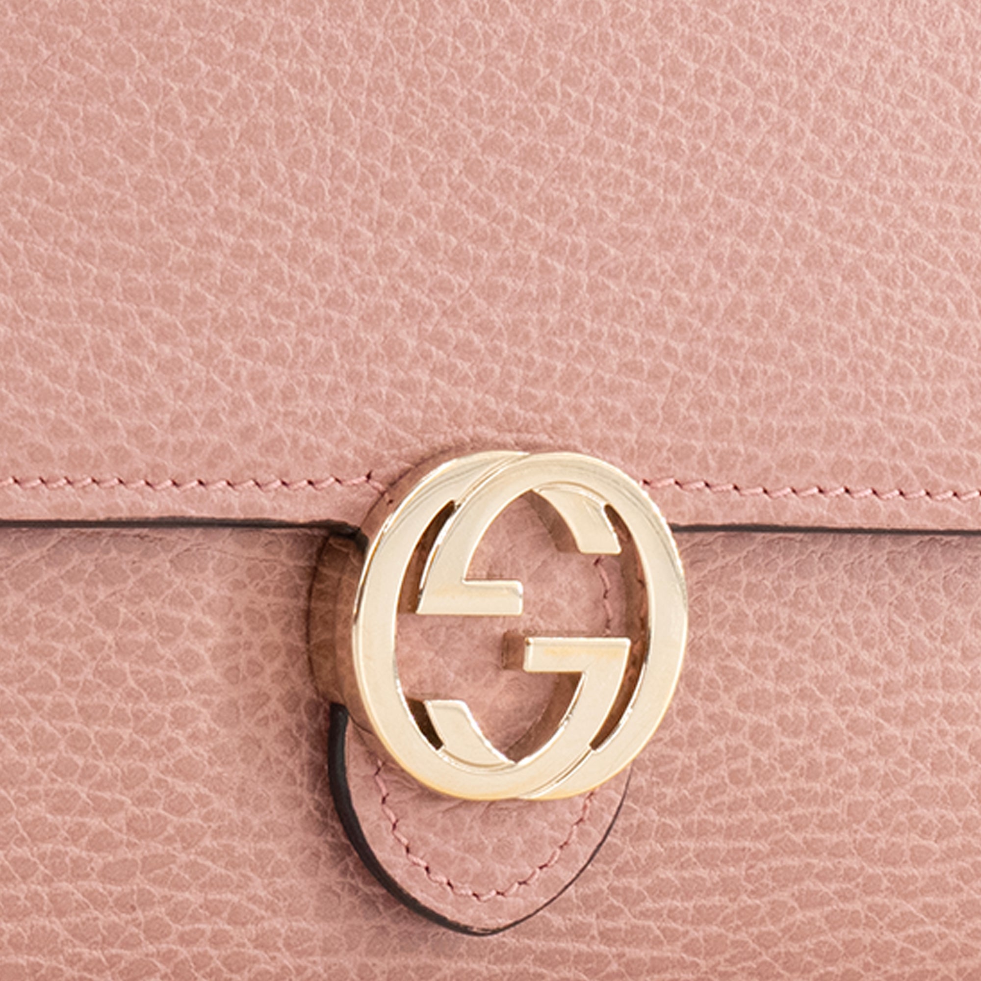 GUCCI - Sac à bandoulière wallet on chain Interlocking Gucci en cuir grainé rose