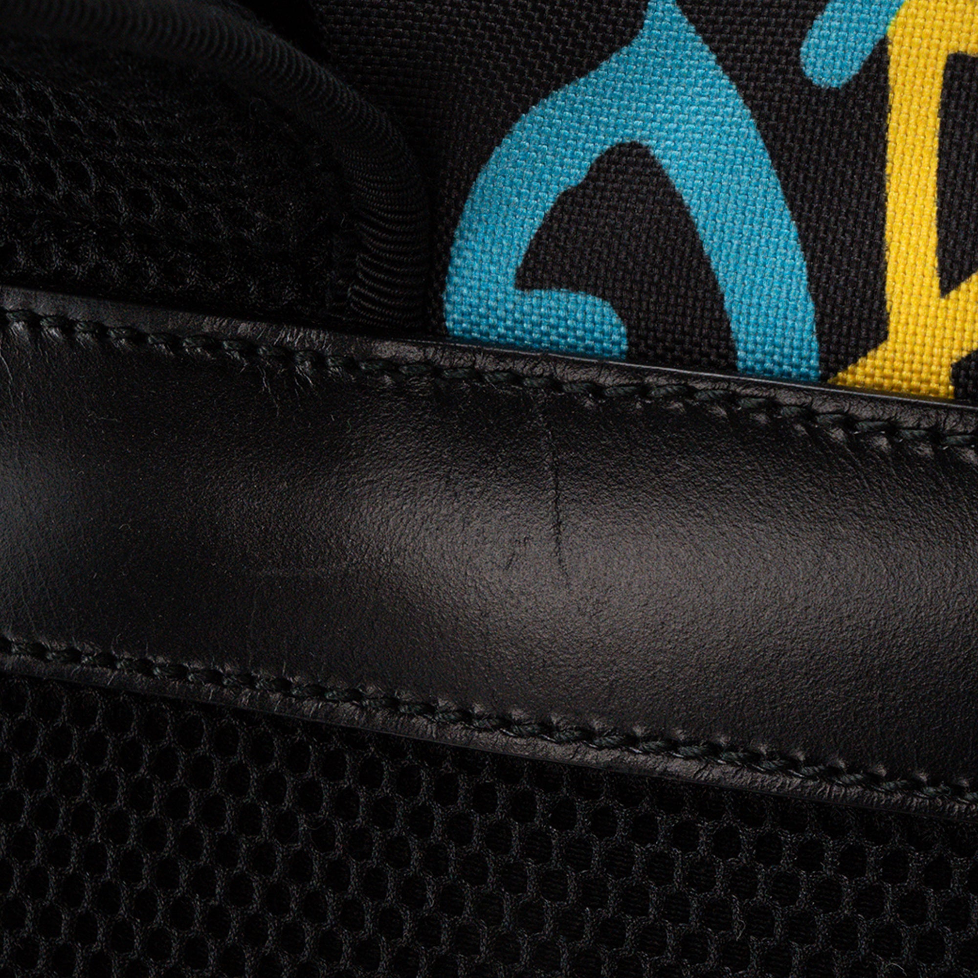 GUCCI - Sac à dos Ghost Gucci en toile noire à motif graffiti bleu et jaune édition limitée