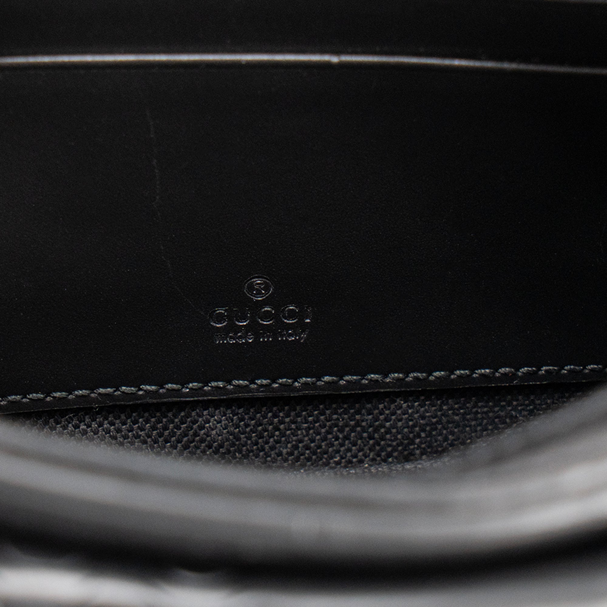 GUCCI - Sac à bandoulière Gilbert Gucci en cuir embossé noir