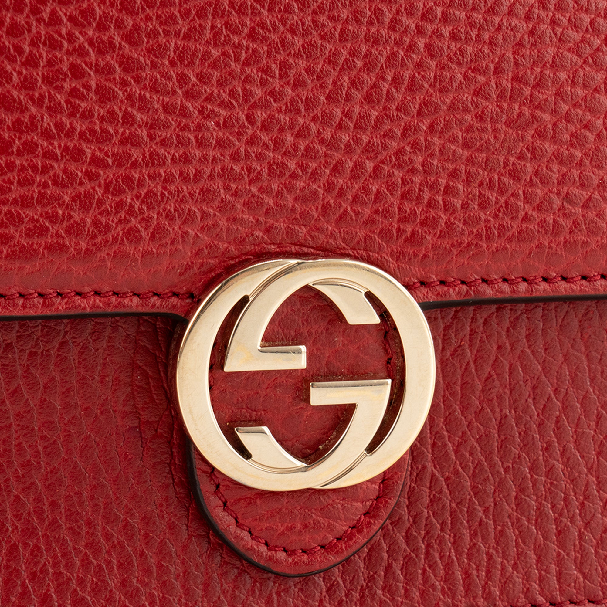 GUCCI - Sac à bandoulière Wallet on chain Interlocking GG Gucci en cuir grainé rouge