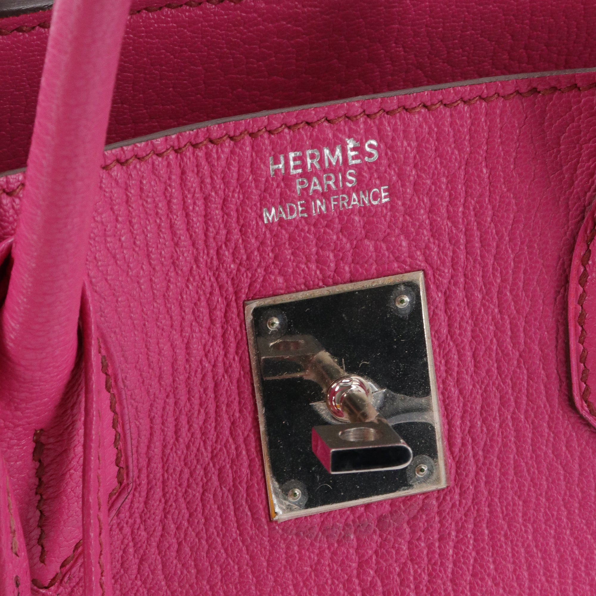 HERMÈS - Sac à main Haut à Courroie 30 Hermès en cuir grainé fuchsia