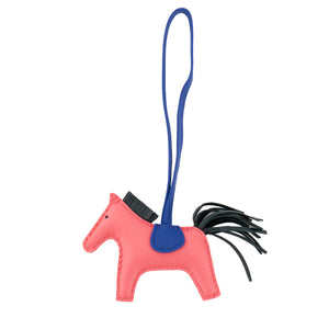 HERMÈS - Accessoire de sac Rodeo Hermès en cuir lisse rose et bleu