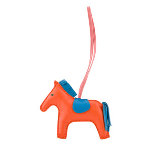HERMÈS - Accessoire de sac Rodeo Hermès en cuir orange et bleu
