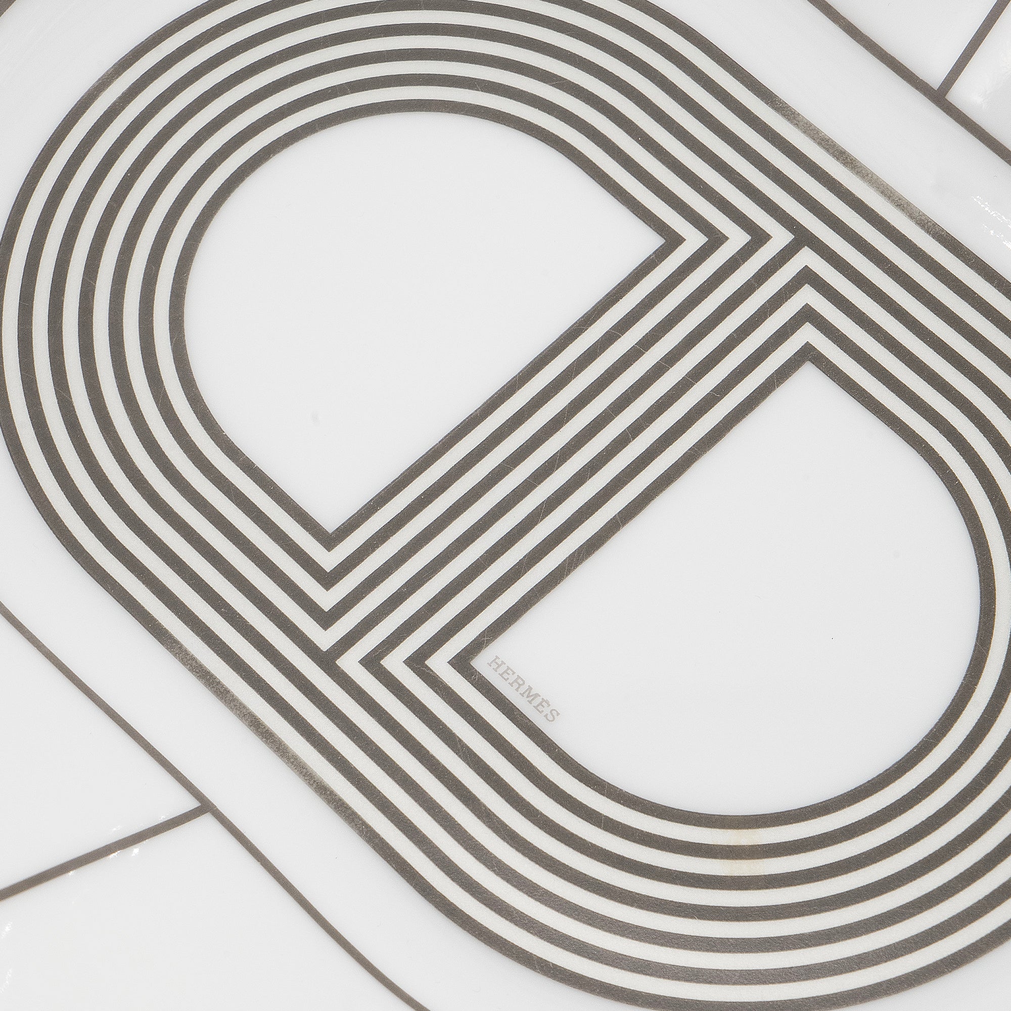 HERMÈS - Assiette Rallye 24 MM Hermès en porcelaine blanche et noire