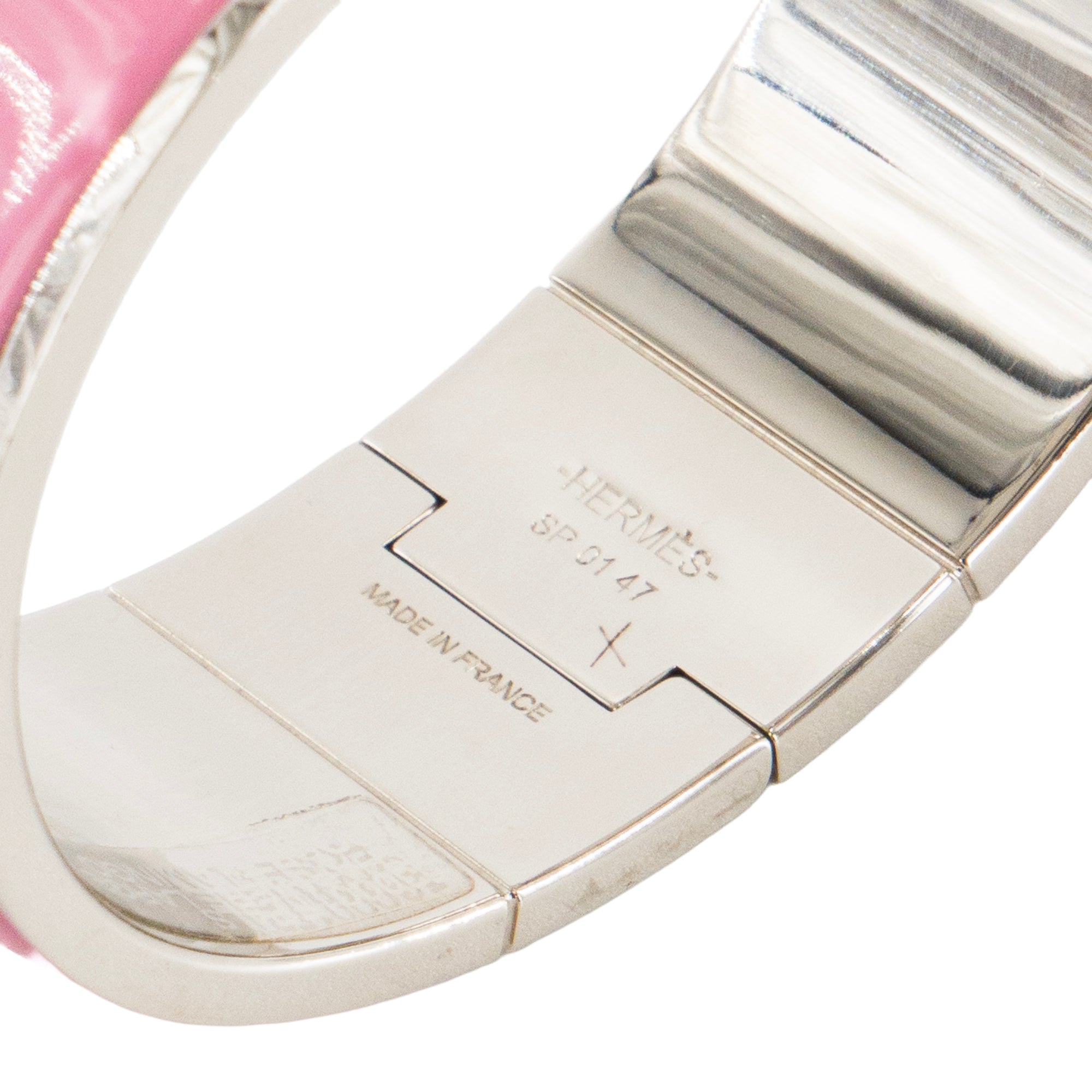 HERMÈS - Bracelet Charnière Large GM Hermès en métal argent et émail rose flamingo