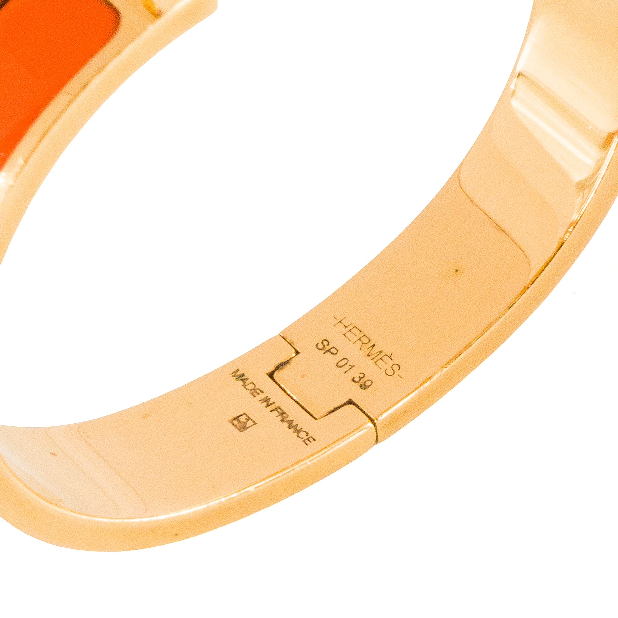 HERMÈS - Bracelet Clic H Hermès en métal doré et émail orange (PM)