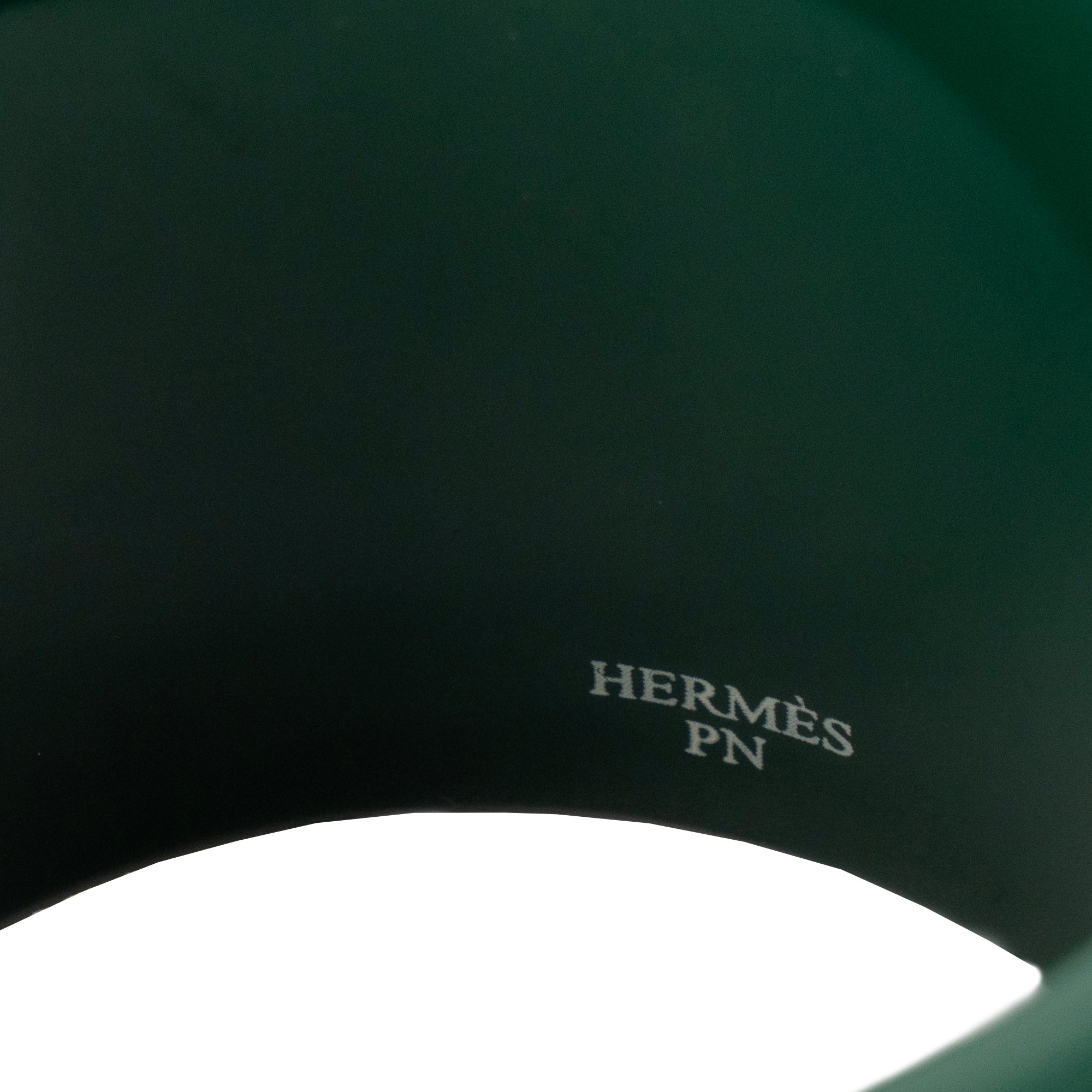 HERMÈS - Bracelet Manchette Hermès en bois laqué vert