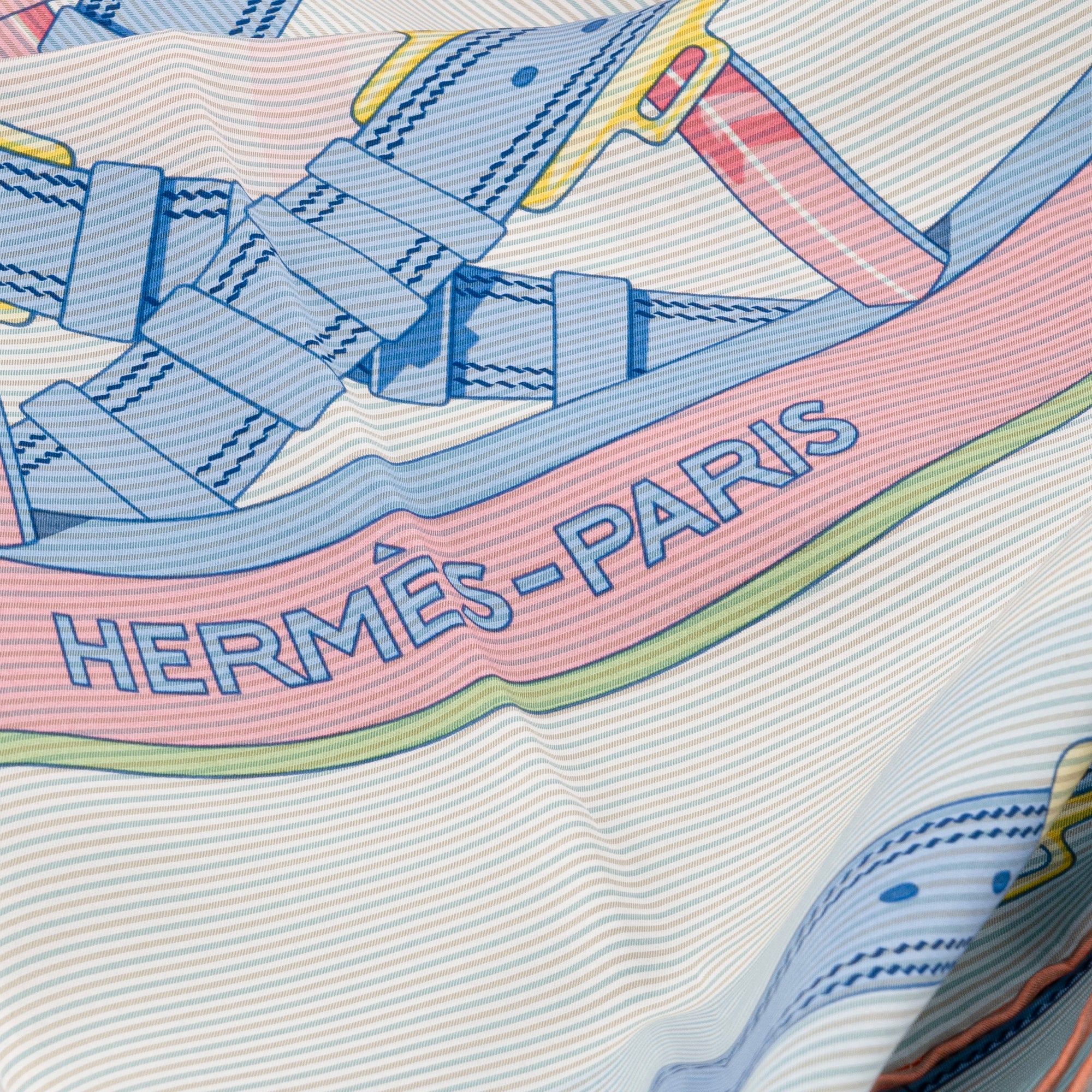 HERMÈS - Carré 90 Chemise en Roue Libre Hermès en soie multicolore