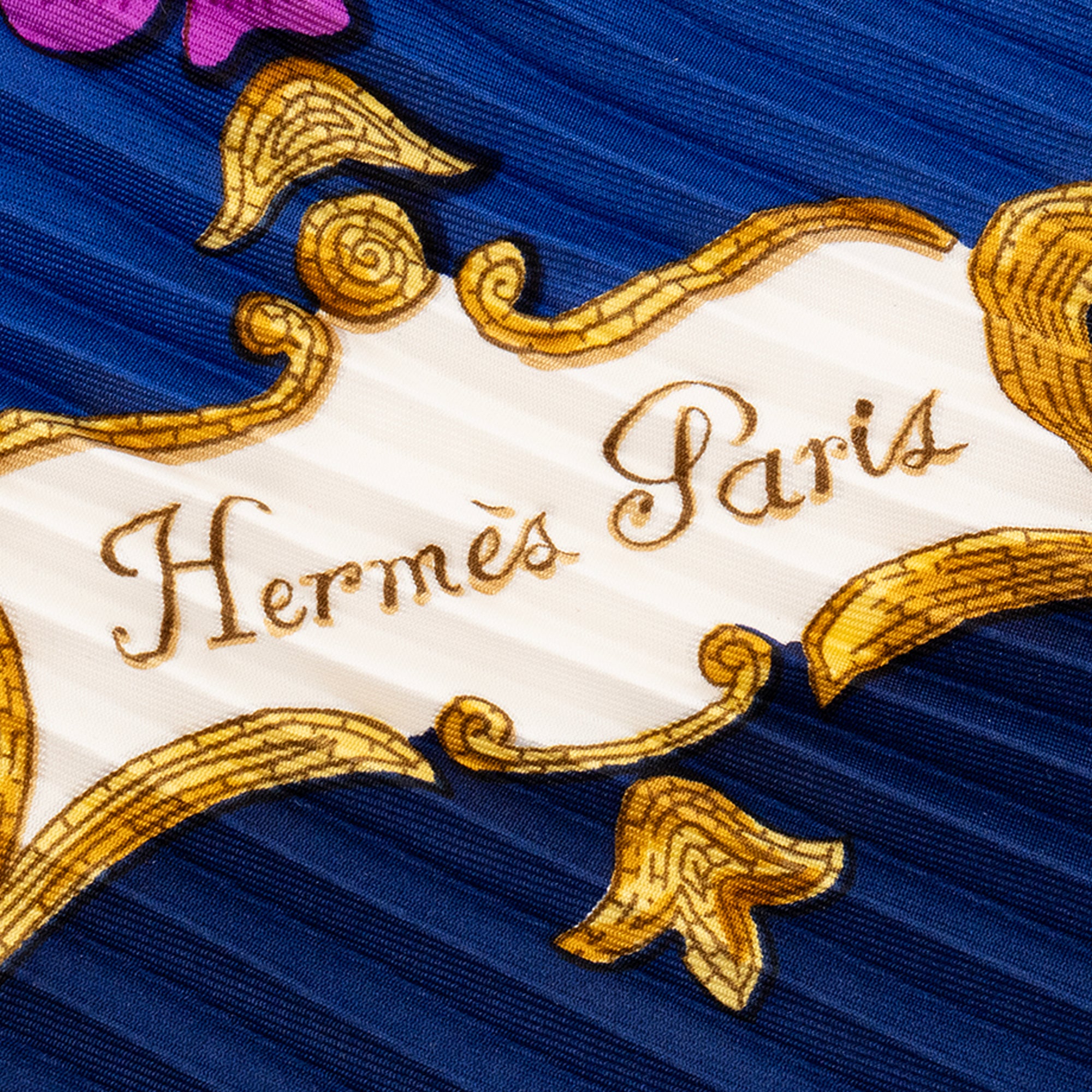 HERMÈS - Carré 90 Cheval Turc Hermès en soie plissé bleu