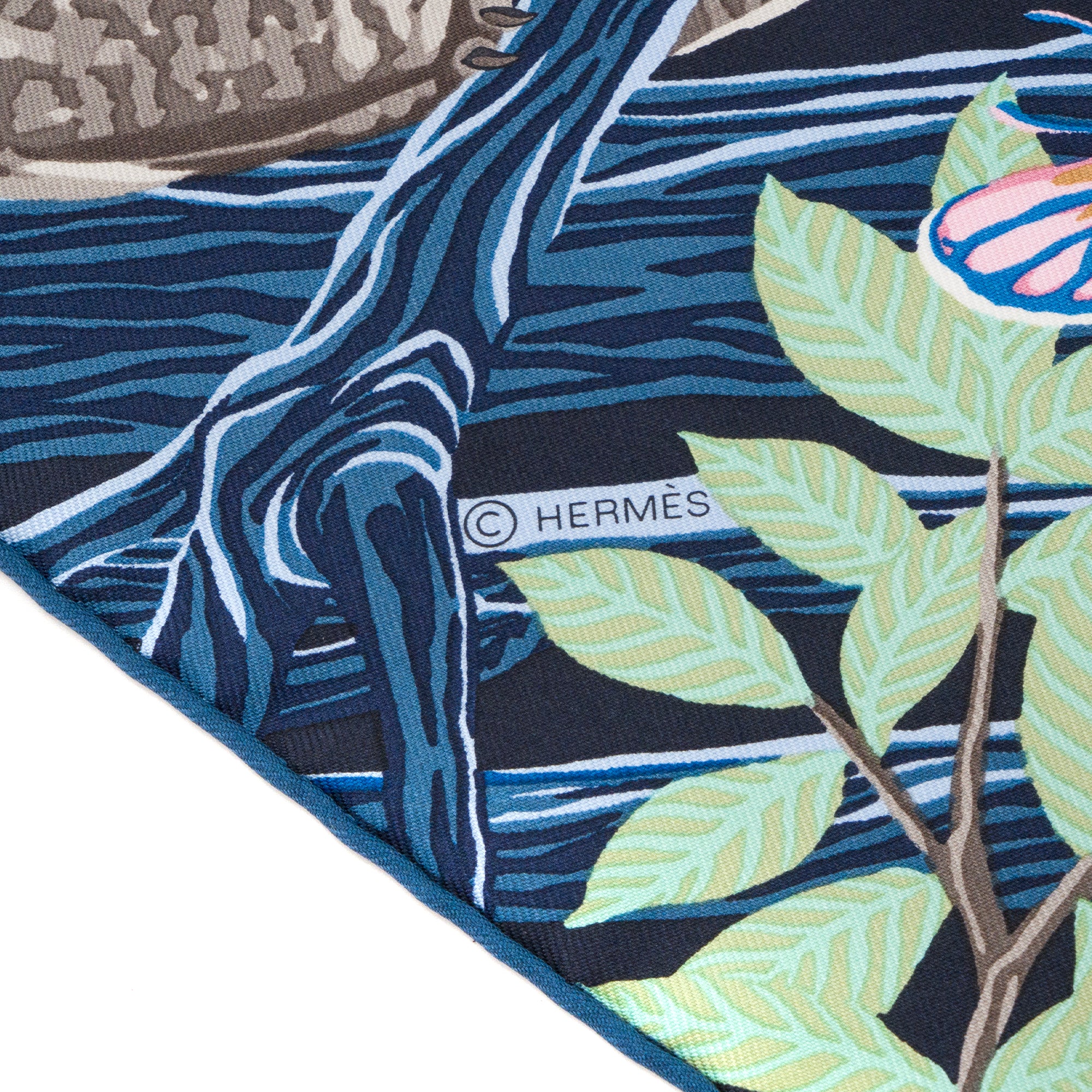 HERMÈS - Carré 90 Into The Canadian Wild Hermès en soie bleu marine