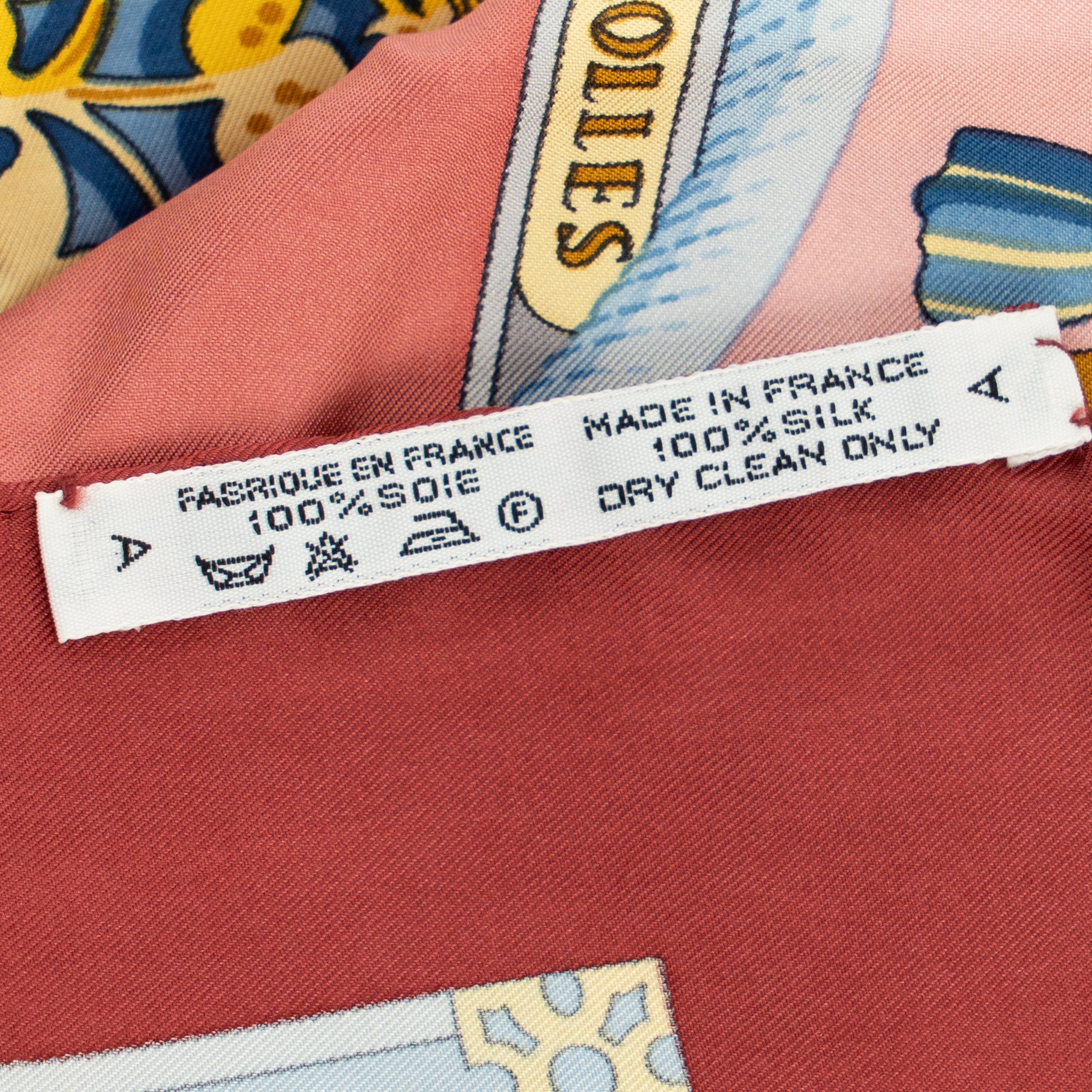HERMÈS - Carré 90 Les Muserolles Hermès en soie multicolore