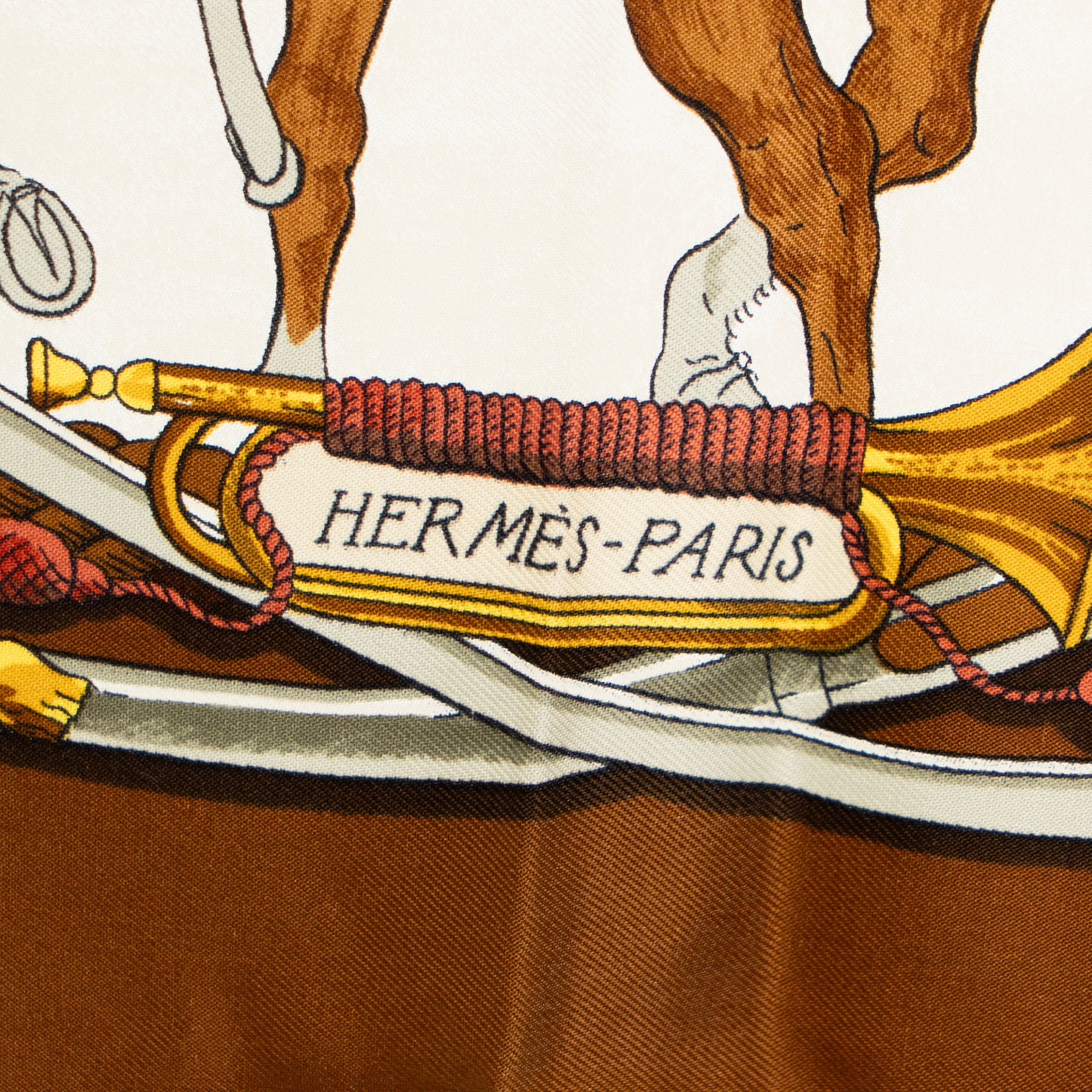 HERMÈS - Carré 90 Marine et Cavalerie Hermès en soie multicolore