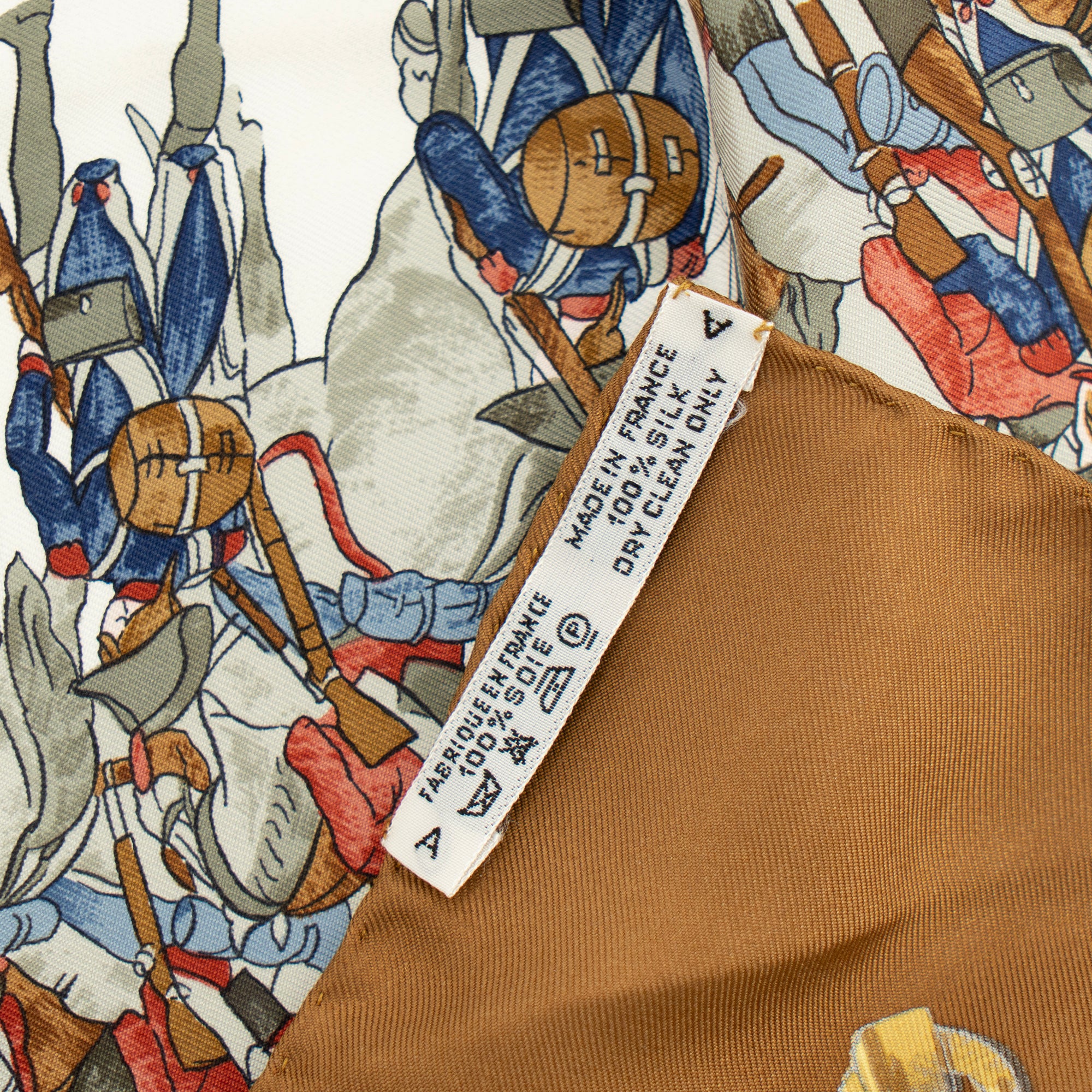 HERMÈS - Carré 90 Marine et Cavalerie Hermès en soie multicolore