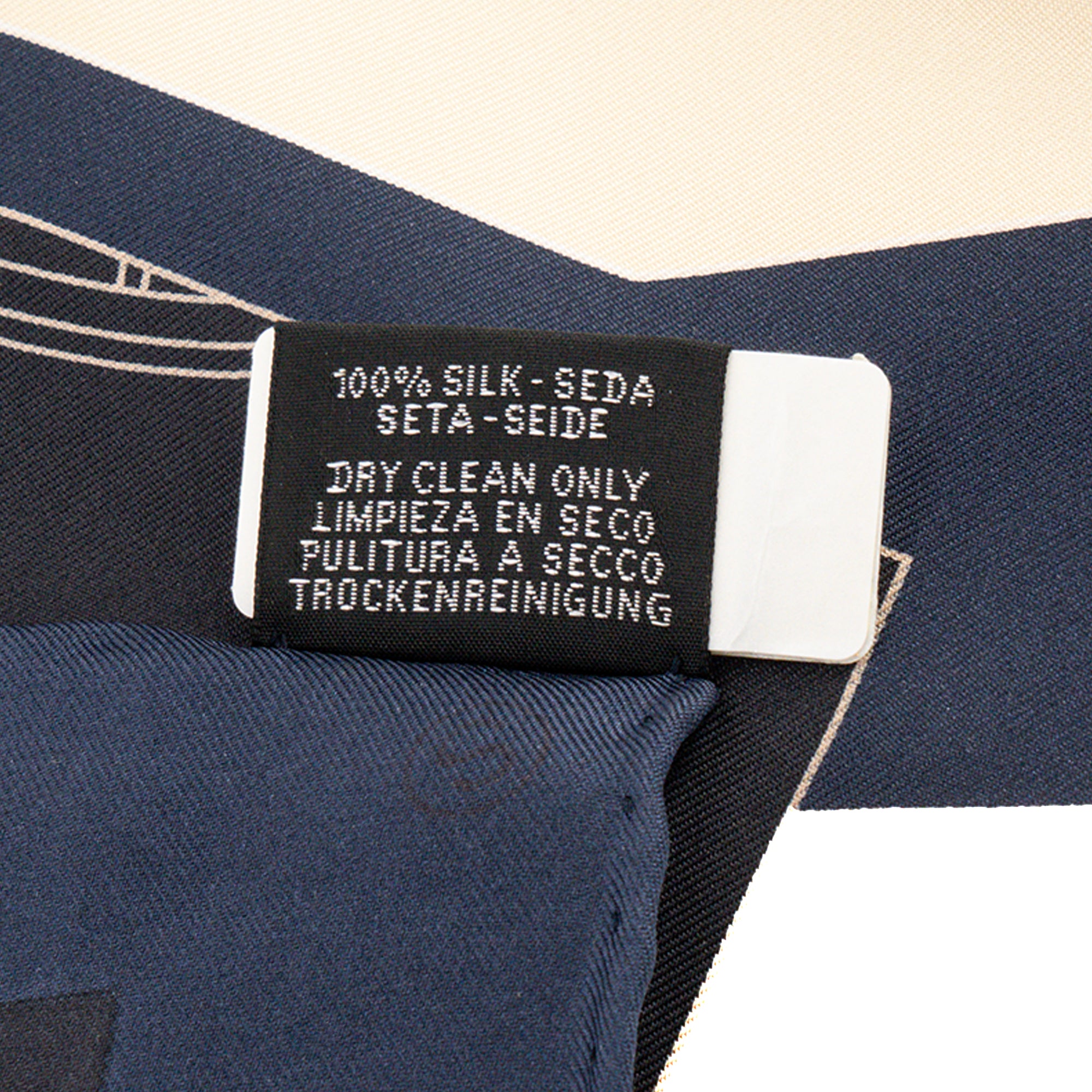 HERMÈS - Carré 90 Springs Springs Hermès en soie bleue et noire