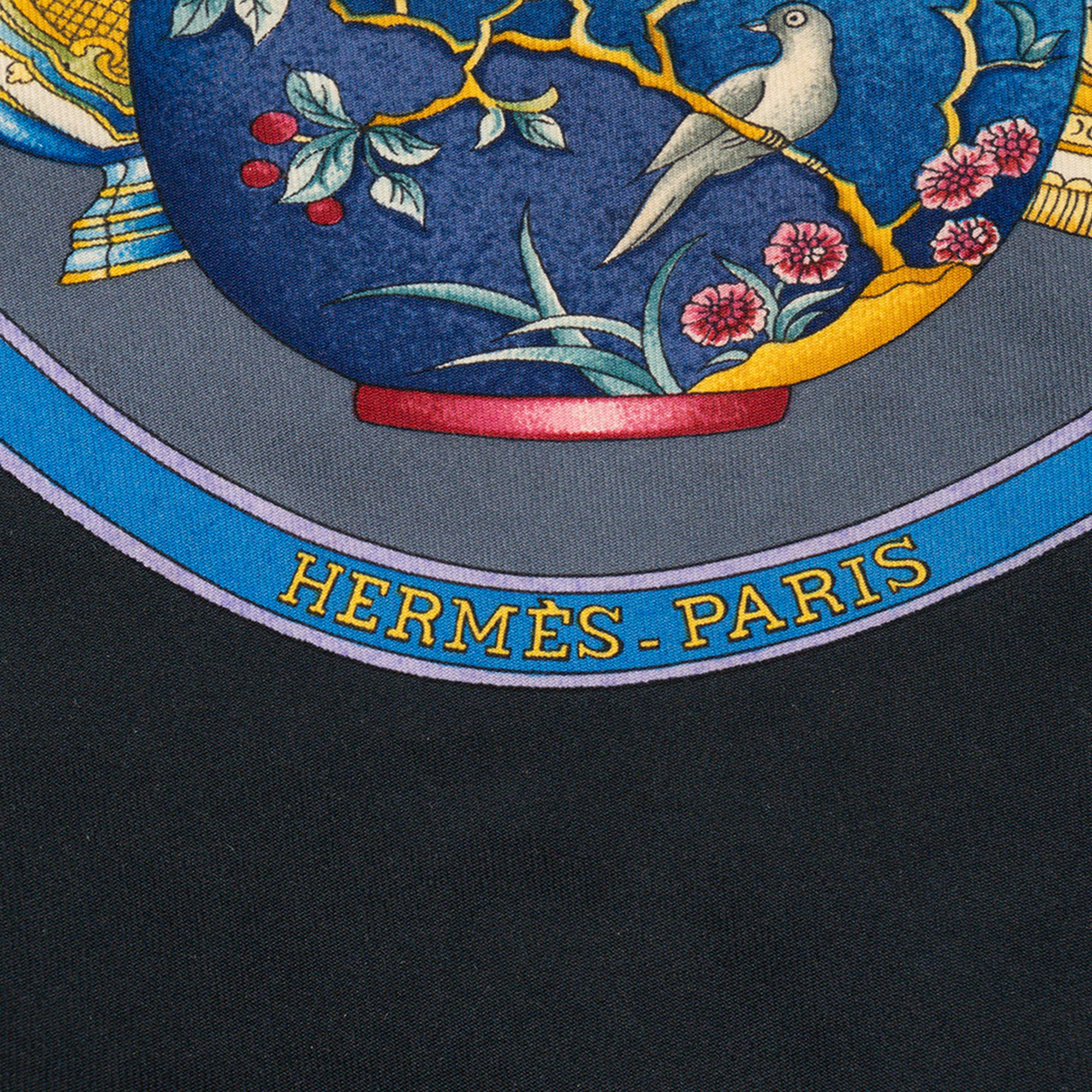 HERMÈS - Carré 90 Qu'importe le flacon Hermès en soie grise