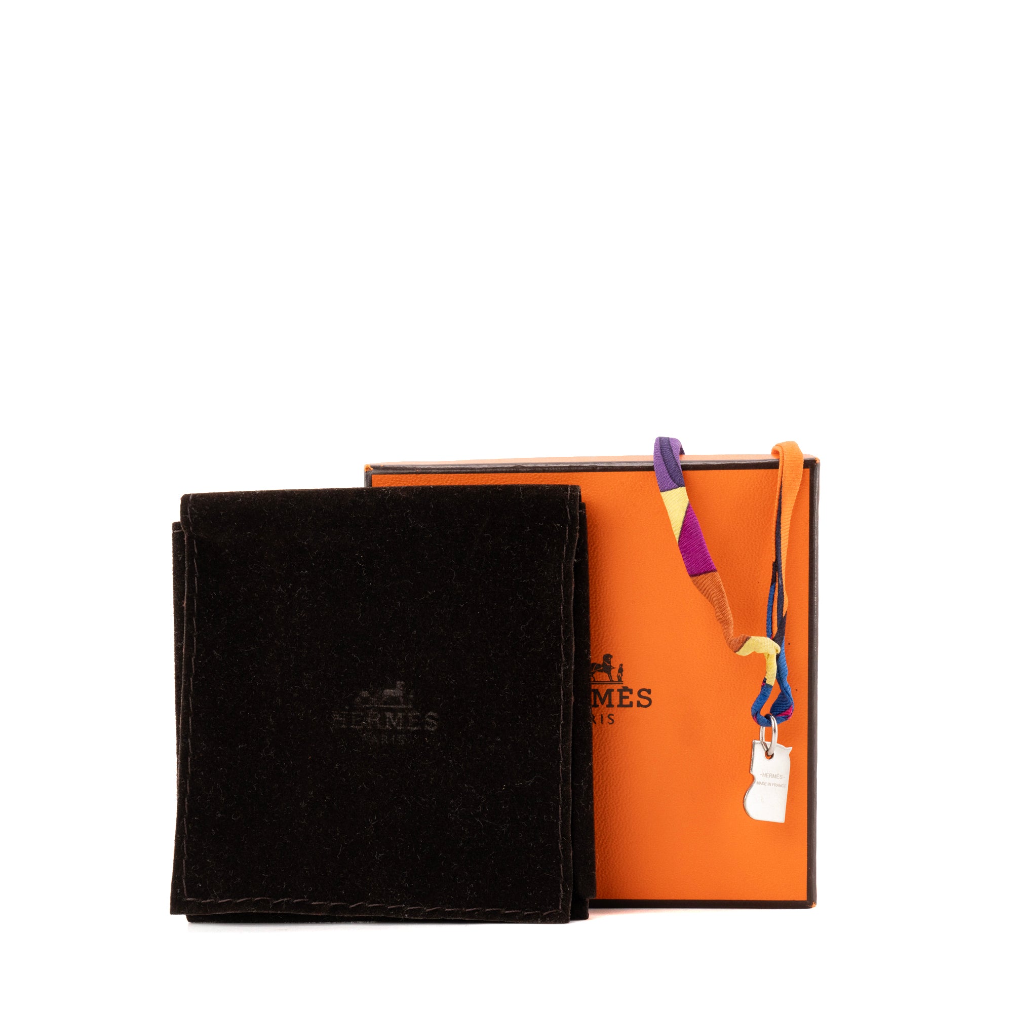 HERMÈS - Collier Camails Tourbillon Hermès en soie multicolore et pendentif argenté édition limitée