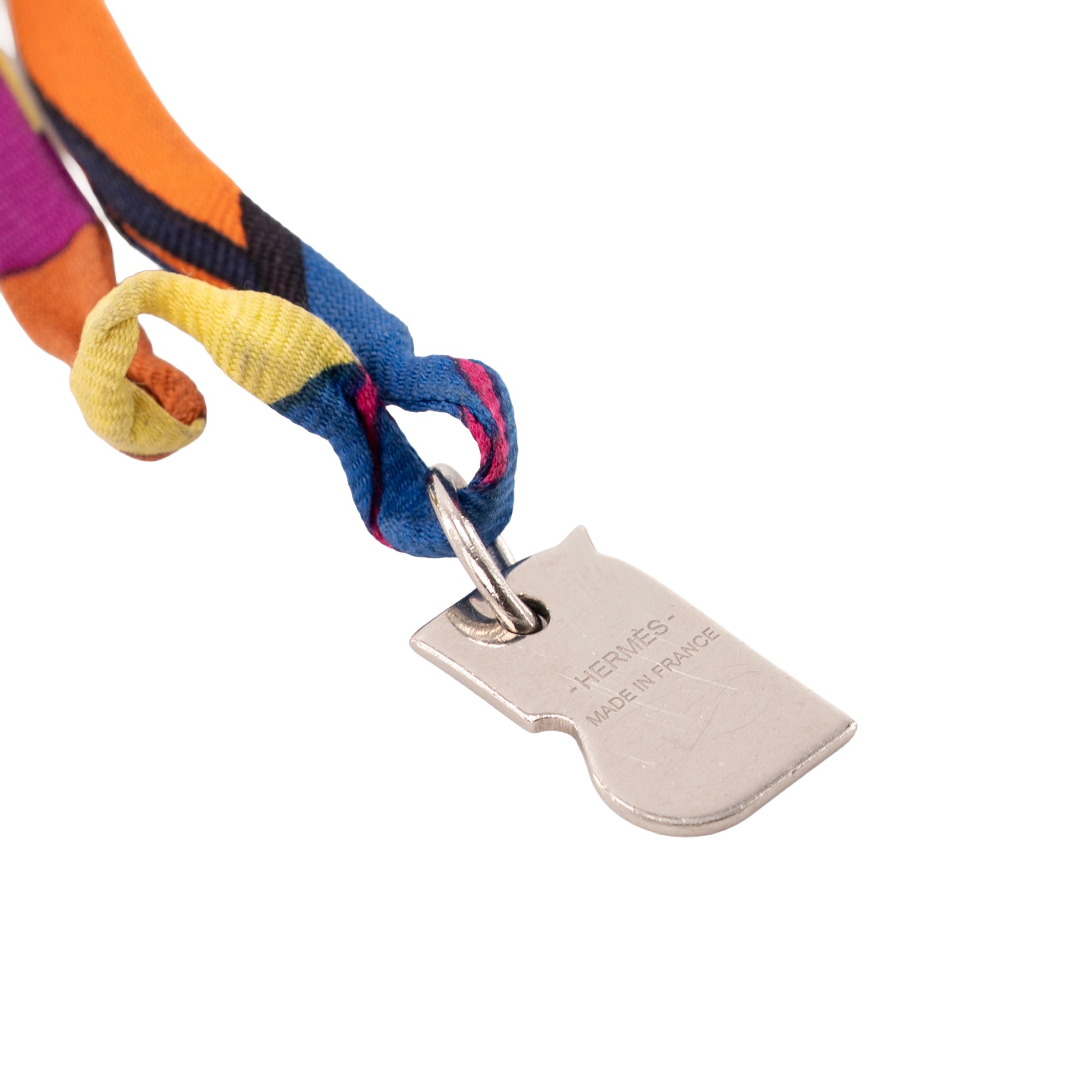 HERMÈS - Collier Camails Tourbillon Hermès en soie multicolore et pendentif argenté édition limitée