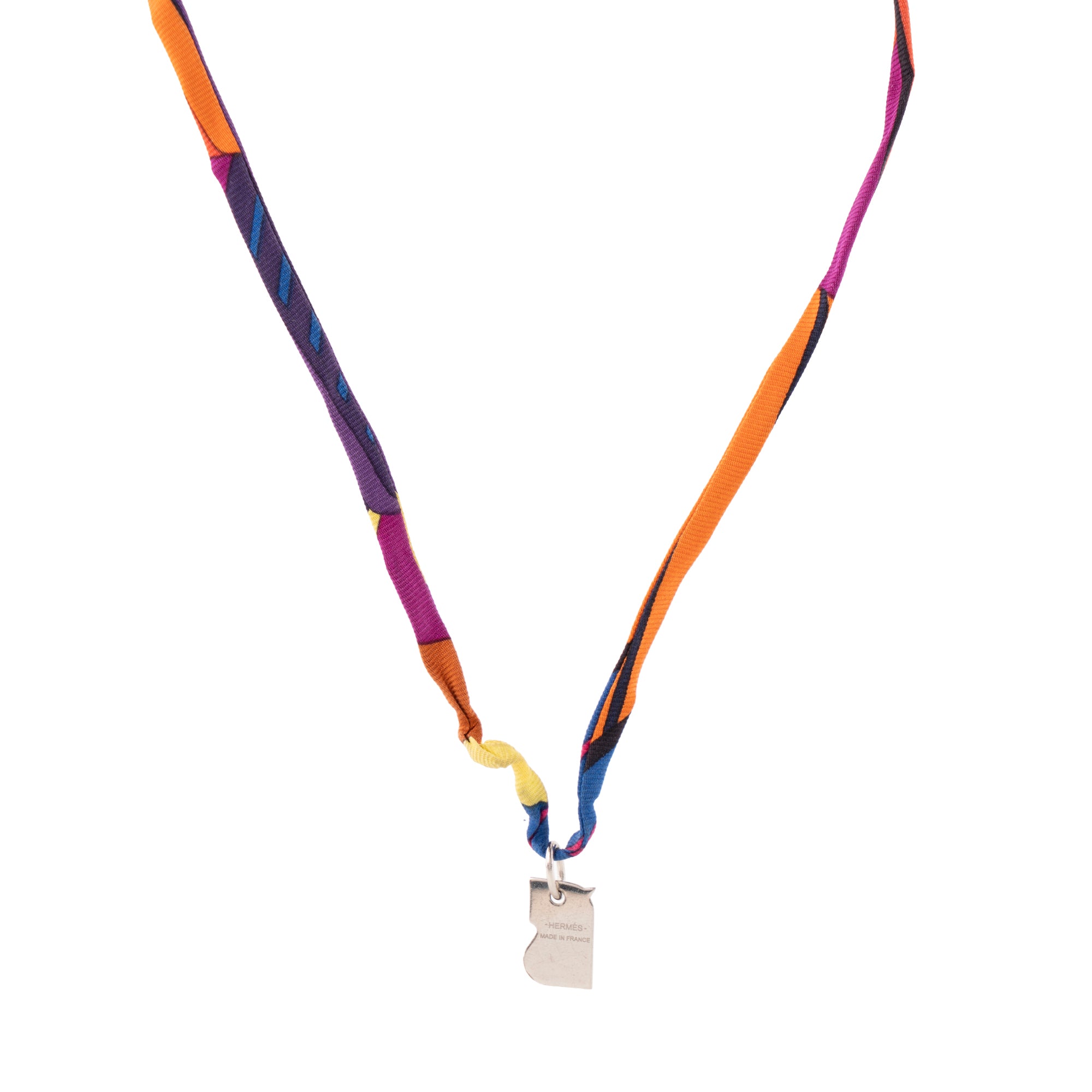 HERMÈS - Collier Camails Tourbillon Hermès en soie multicolore et pendentif argenté édition limitée