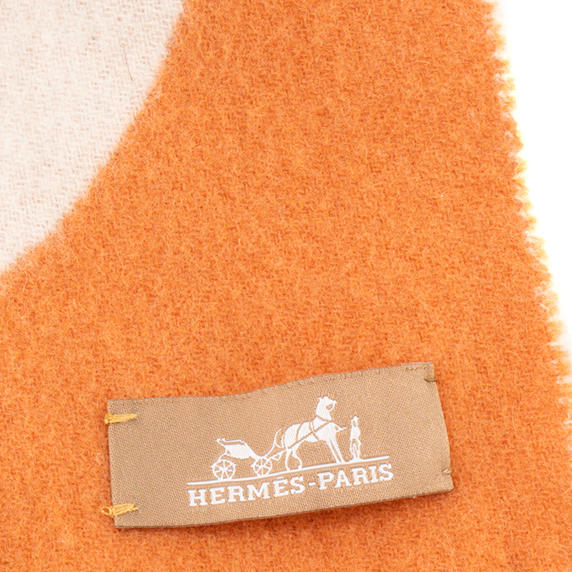 HERMÈS - Écharpe Casaque Grand Mors Hermès en cachemire orange et beige