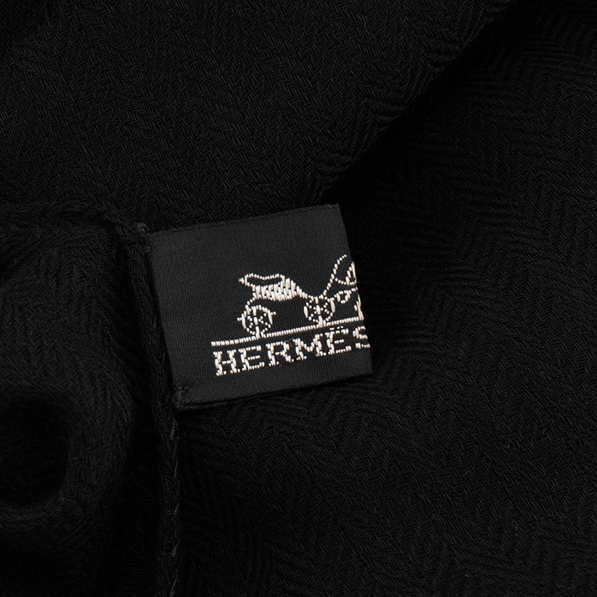 HERMÈS - Écharpe Hermès en cachemire et laine noire