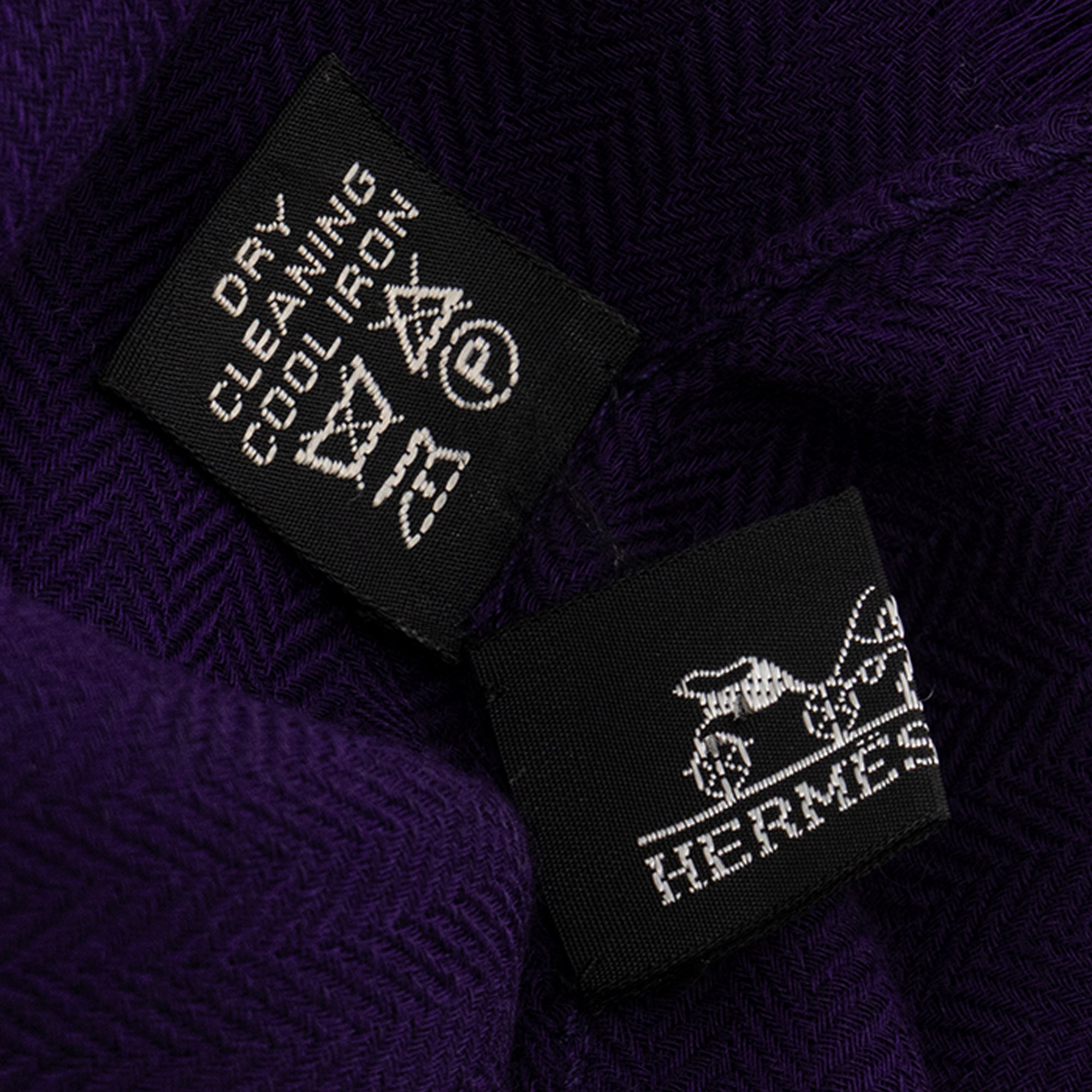 HERMÈS - Écharpe Hermès en cachemire violet