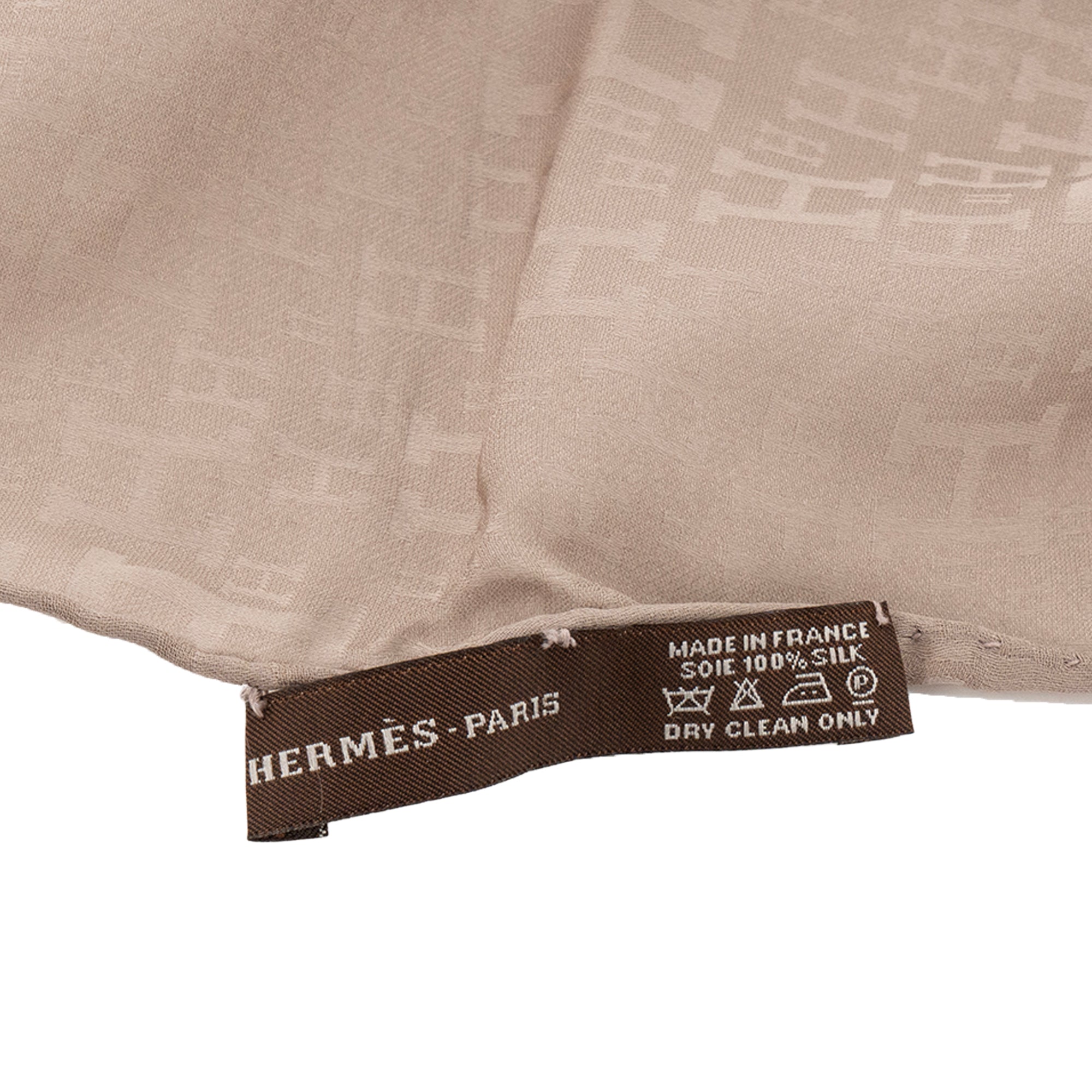 HERMÈS - Foulard H Hermès en mousseline de soie grise