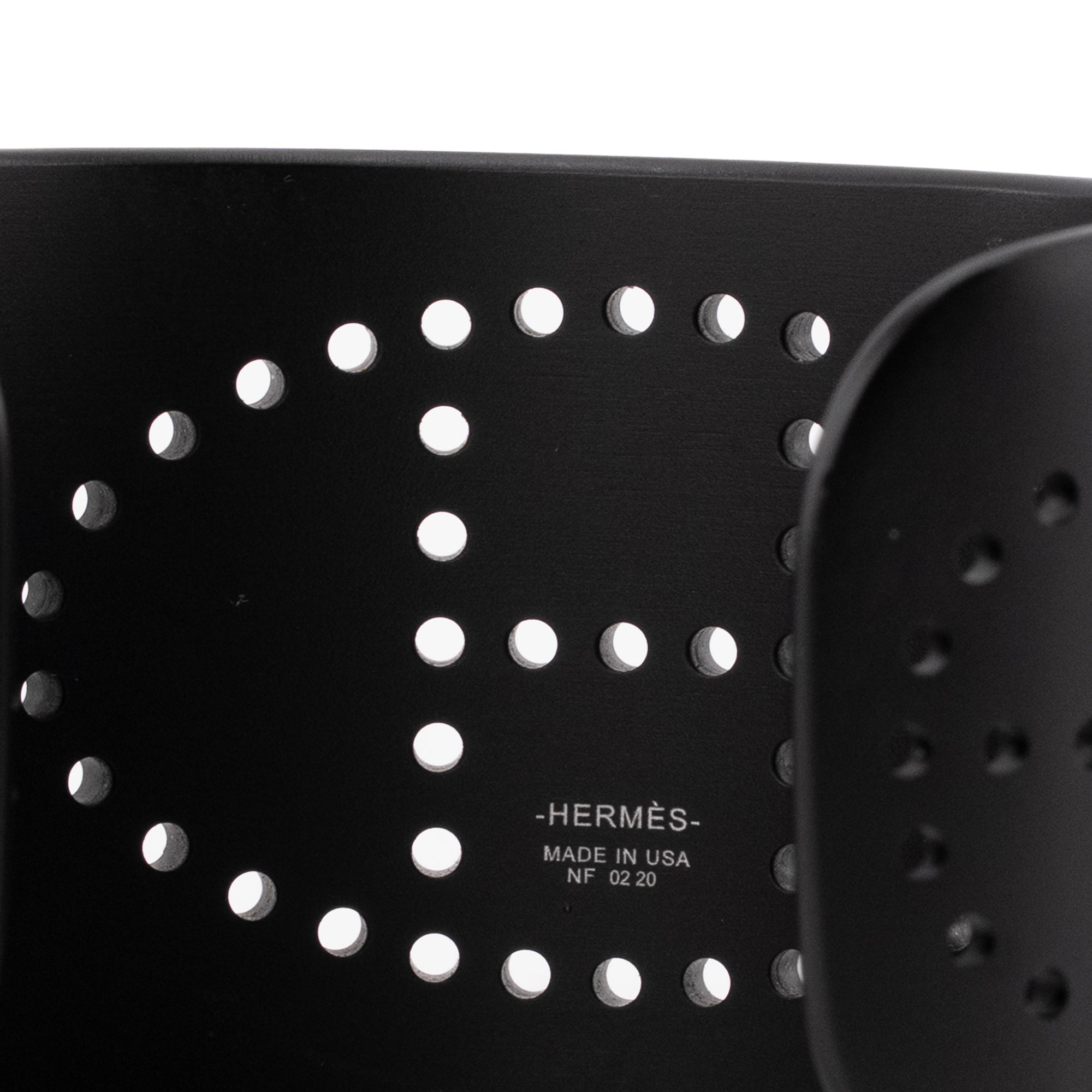 HERMÈS - Manchette Evelyne Hermès en métal noir